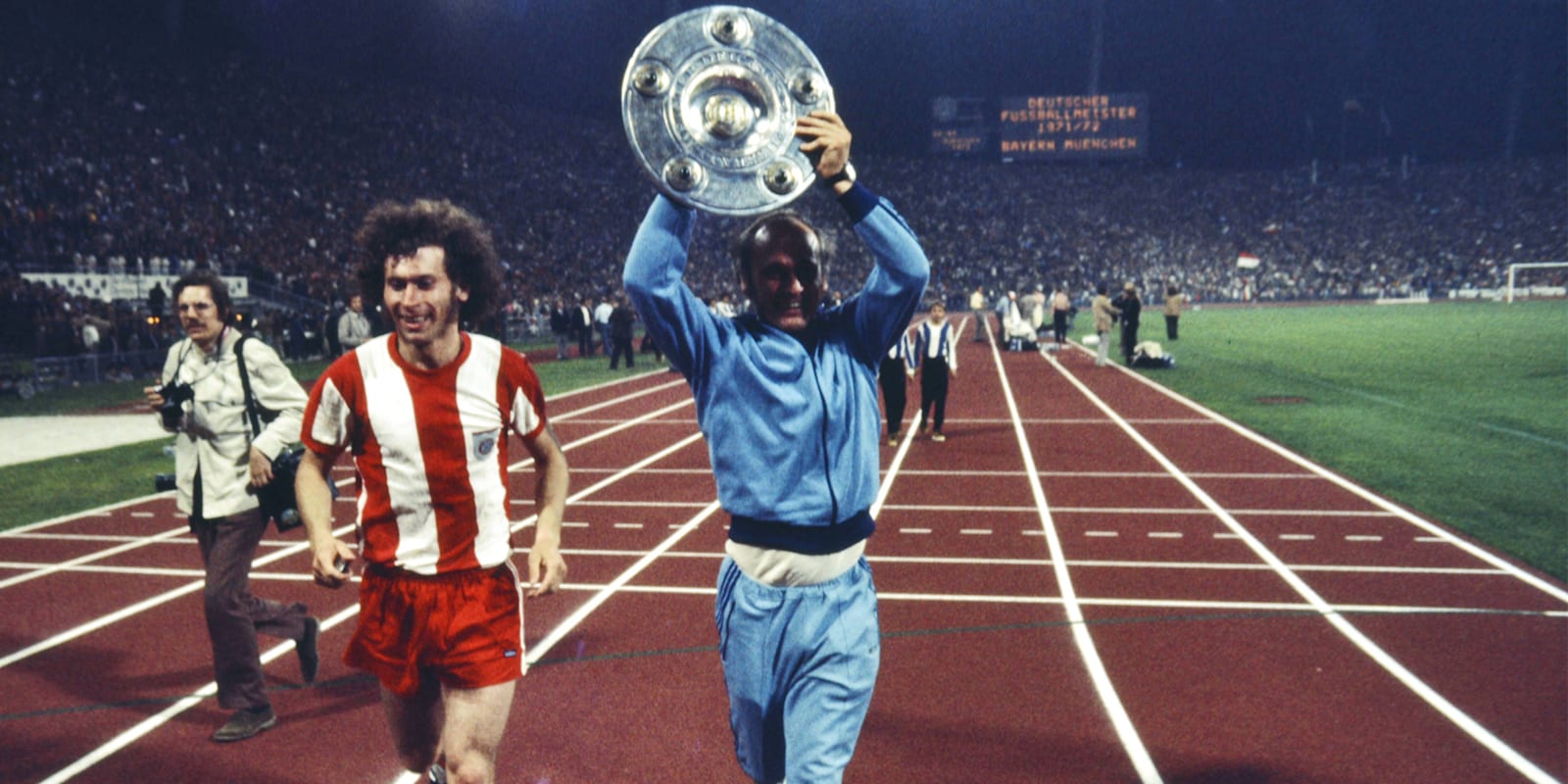 Paul Breitner, Udo Lattek, Deutscher Meister 1972 720828_Breitner_Lattek_Meisterschale_IMA