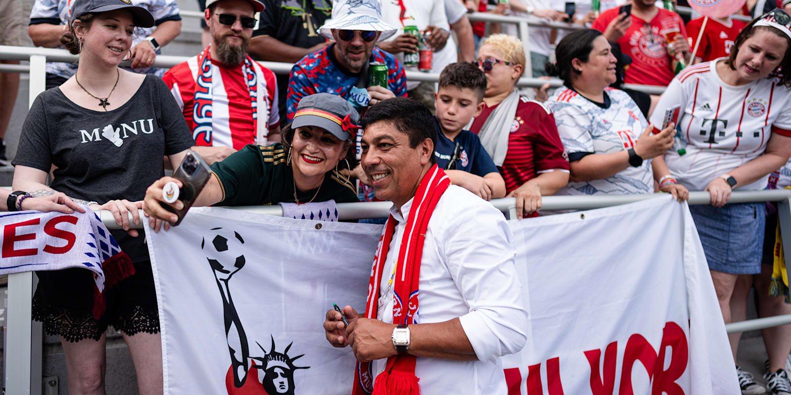 FC Bayern Legende Giovane Elber mit den Bayern-Fans im Audi Field
