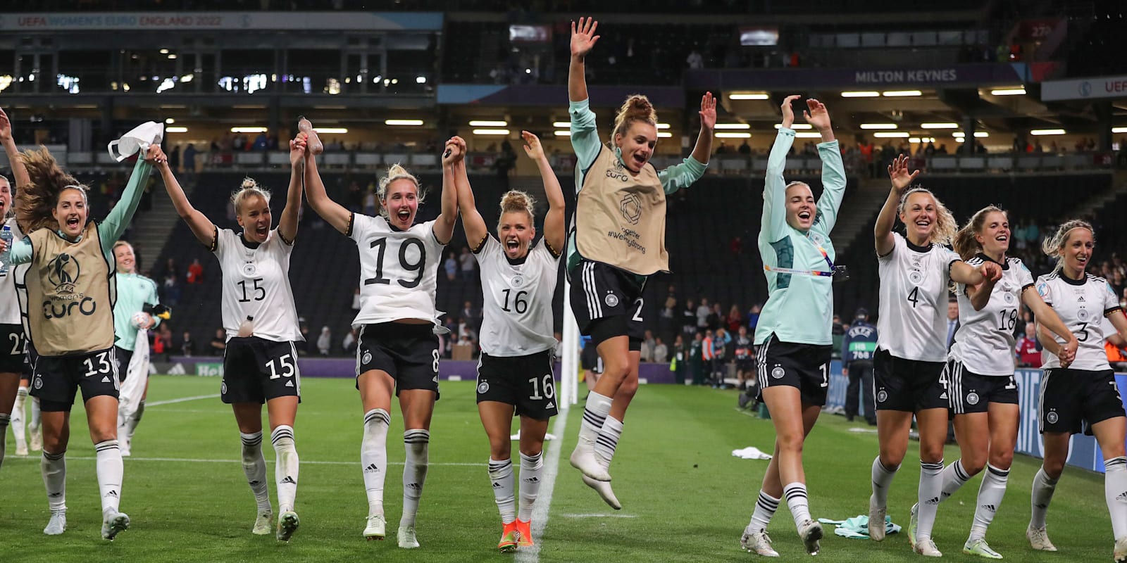 Die deutsche Nationalmannschaft rund um die FC Bayern Frauen bejubelt den Finaleinzug.