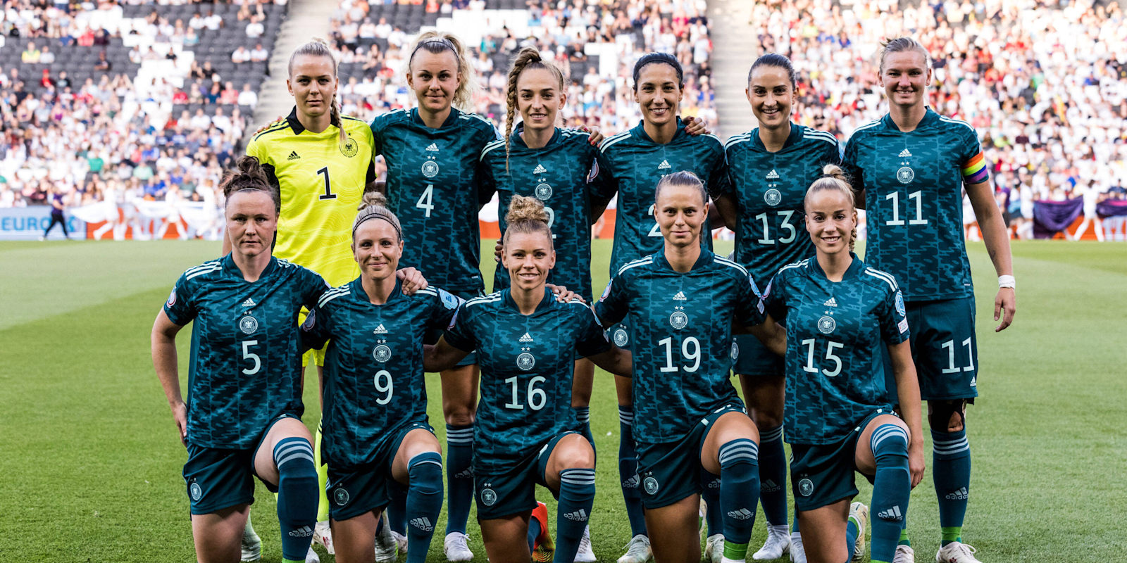 FC Bayern Spielerinnen Klara Buehl und Giulia Gwinn mit der deutschen Nationalmannschaft