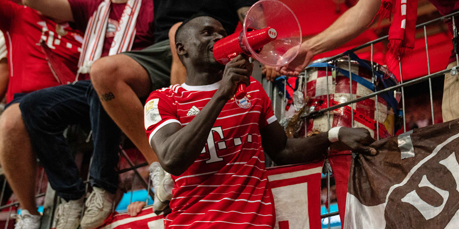Sadio Mané celebra con los fans del FC Bayern