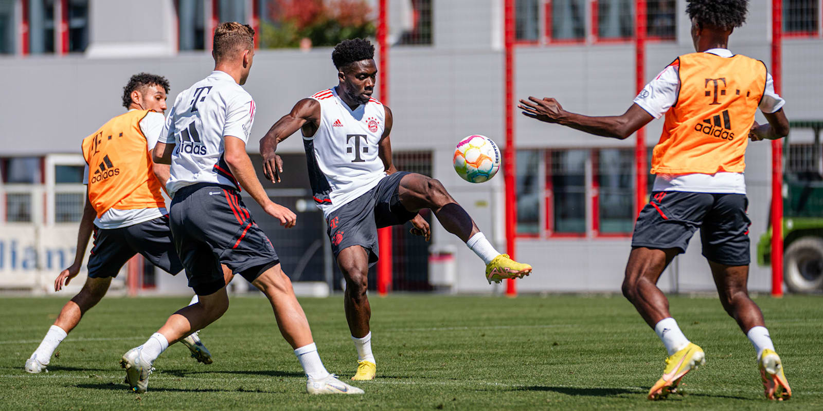 05-training-fc-bayern-090822-fcb