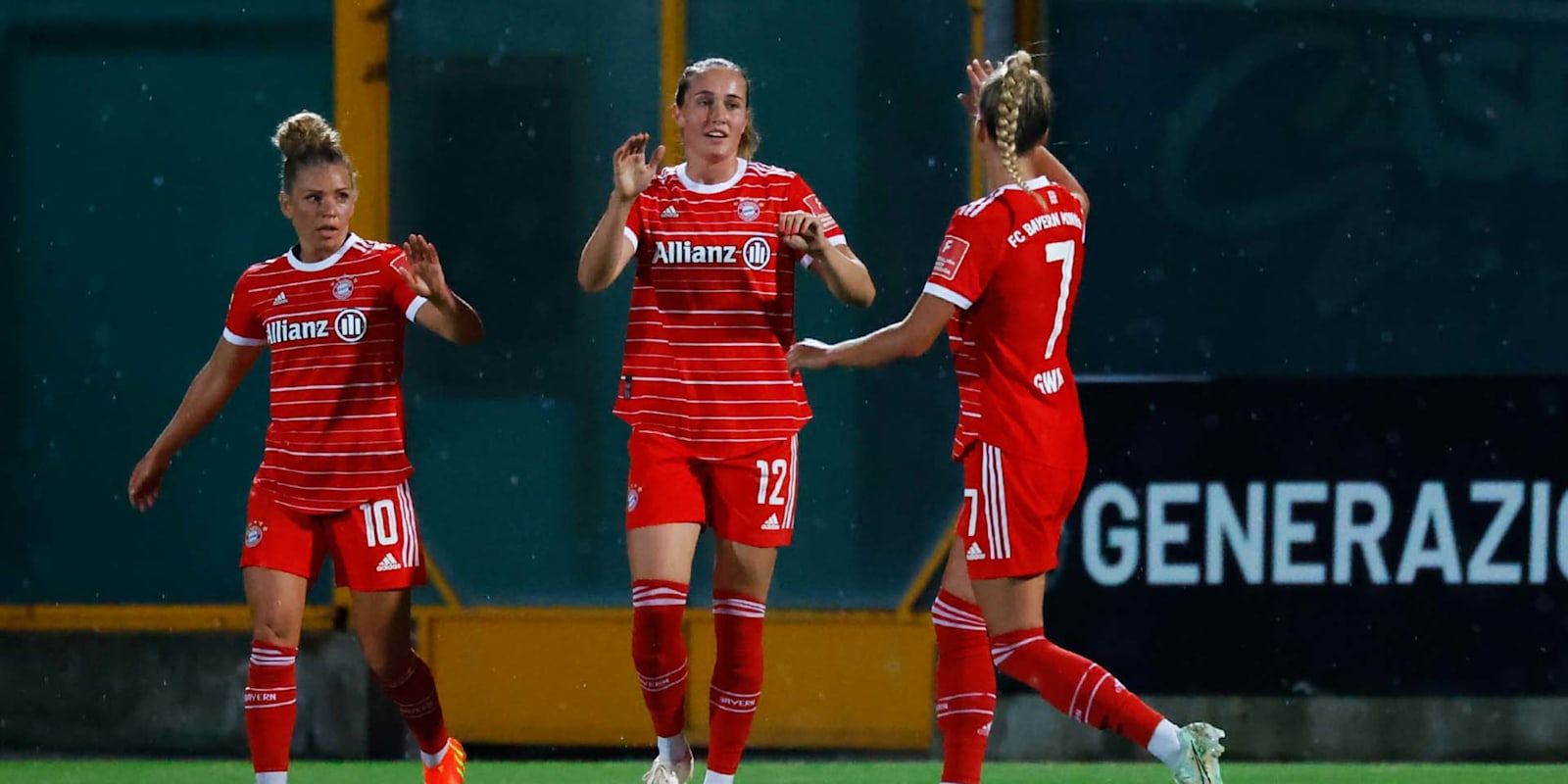 Linda Dallmann, Sydney Lohmann und Giulia Gwinn vom FC Bayern München.