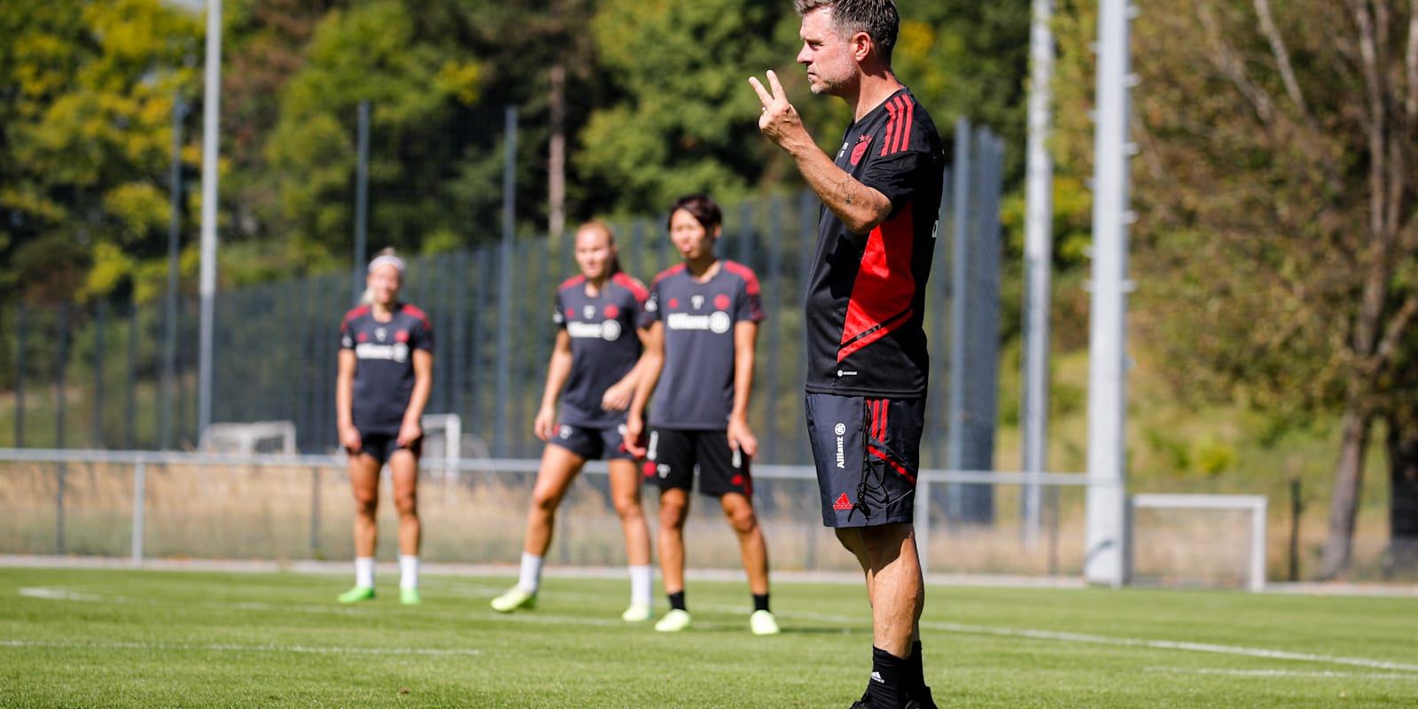 Die FC Bayern Frauen empfangen Atletico de Madrid.