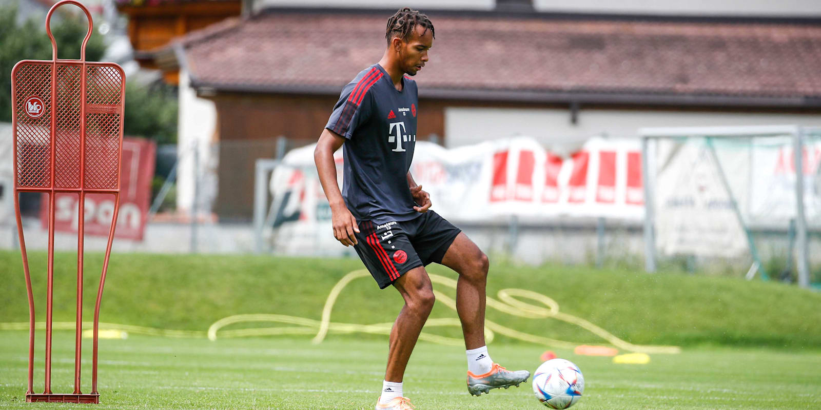 FC Bayern Amateure-Spieler Emilian Metu wird nach Klagenfurt verliehen.