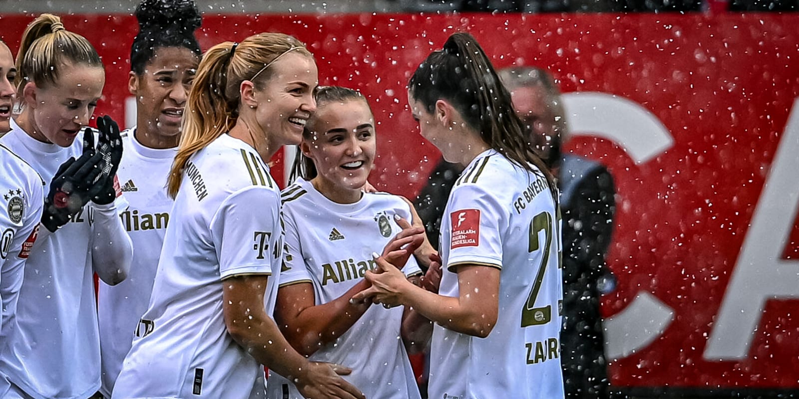 FC Bayern Women, Georgia Stanway, Glódís Perla Viggósdóttir, Sarah Zadrazil, celebration