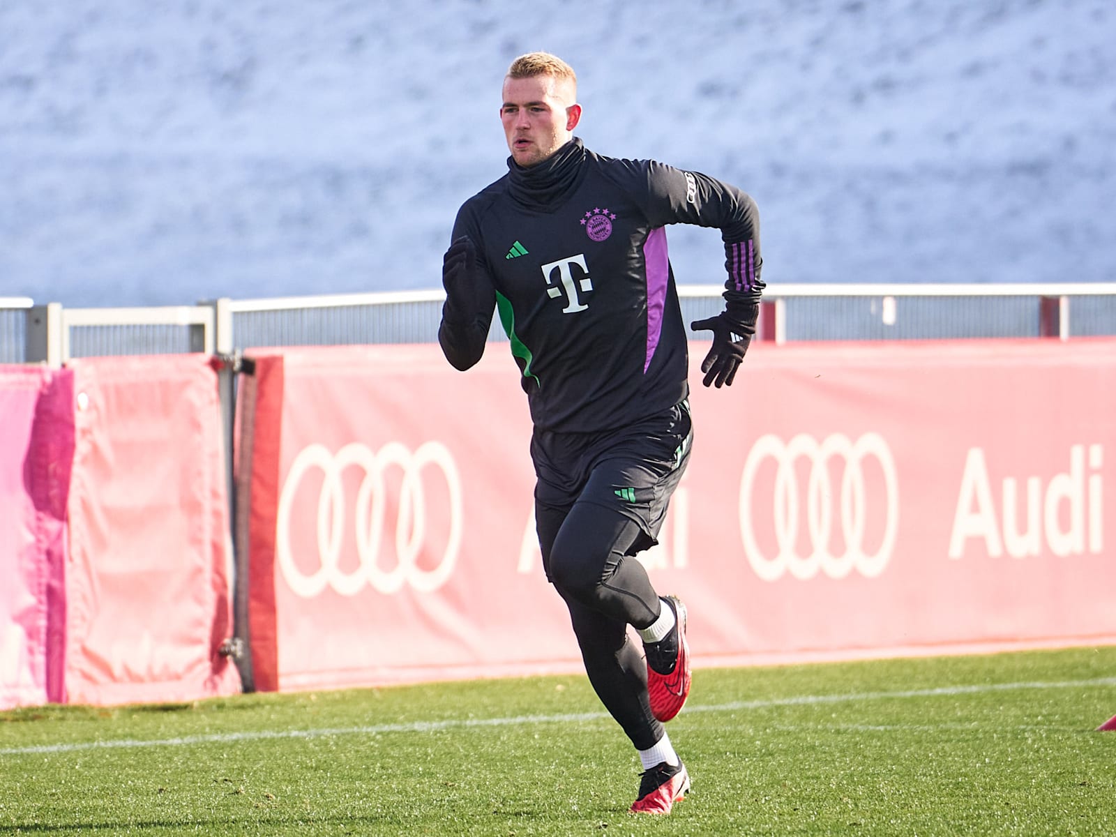 Matthijs de Ligt training individually to prepare for his return to the pitch