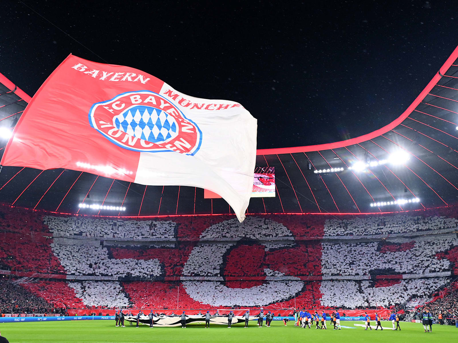 Tifo de los aficionados del Bayern en el Allianz Arena antes del partido en casa de la Champions League contra el París Saint-Germain.