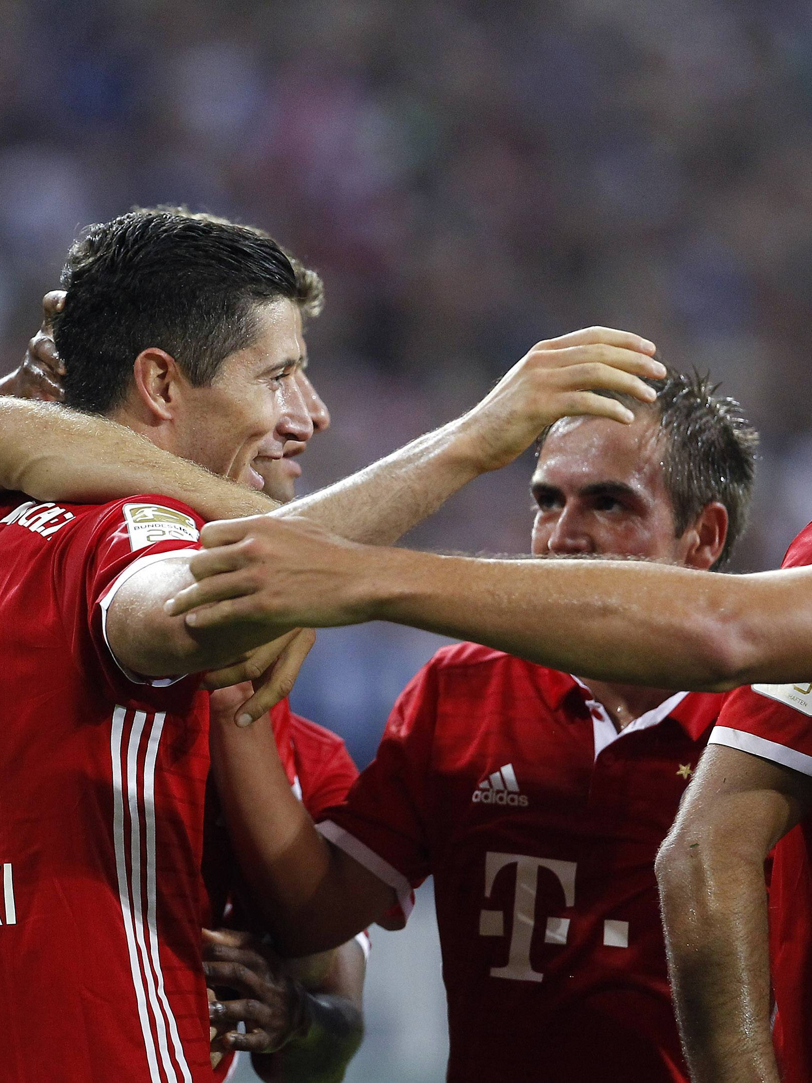 終盤のゴールでバイエルンがシャルケに勝利 Fc Bayern Munich 終盤のゴールでバイエルンがシャルケに勝利 Fc Bayern Munich