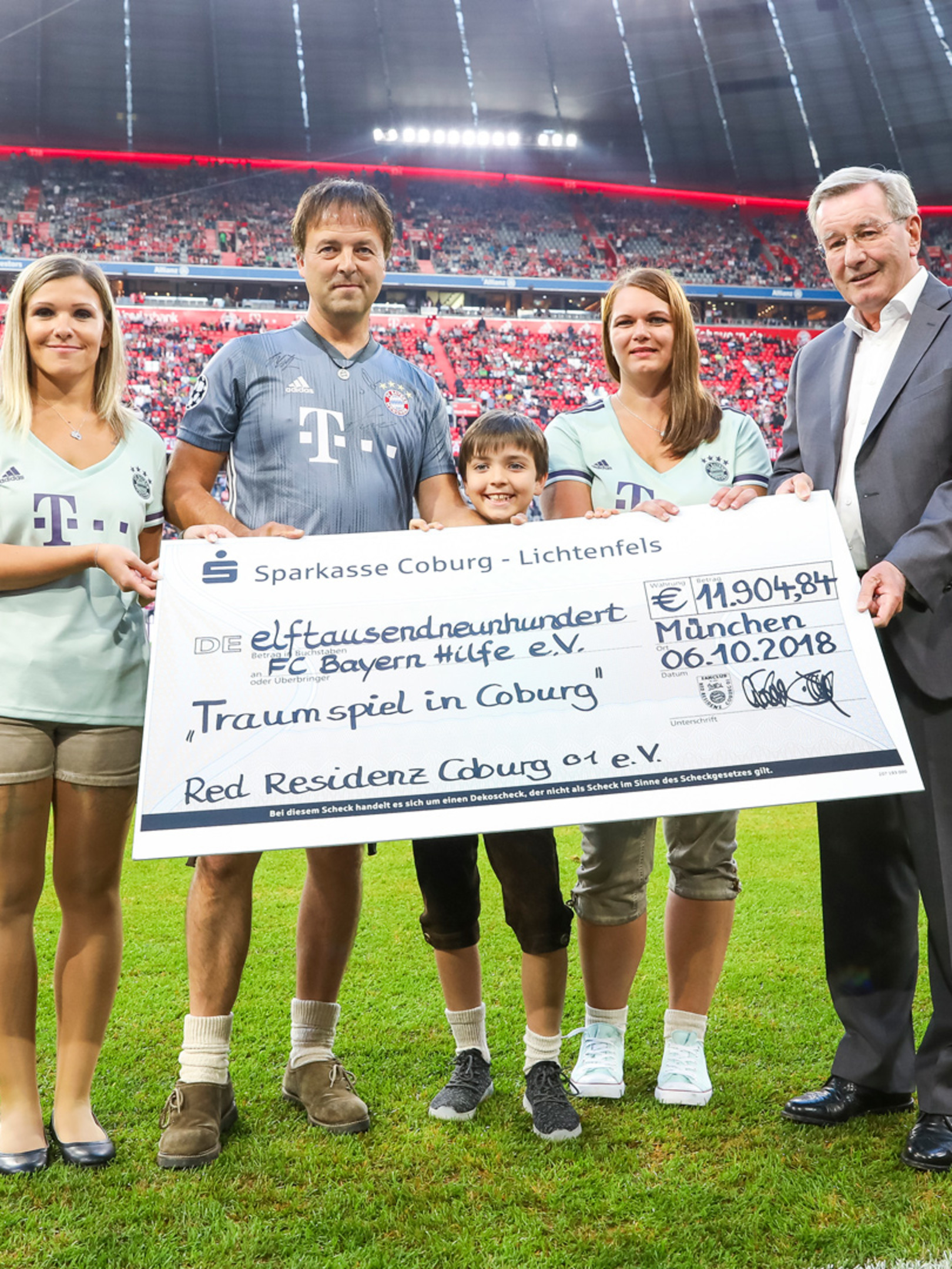Dream Match Donation To Fcb Hilfe Ev Fc Bayern Munich Koscheck (nacido el 30 de noviembre de 1977) es un peleador retirado estadounidense de artes marciales mixtas que compitió en la categoría de peso wélter en ufc. dream match donation to fcb hilfe ev