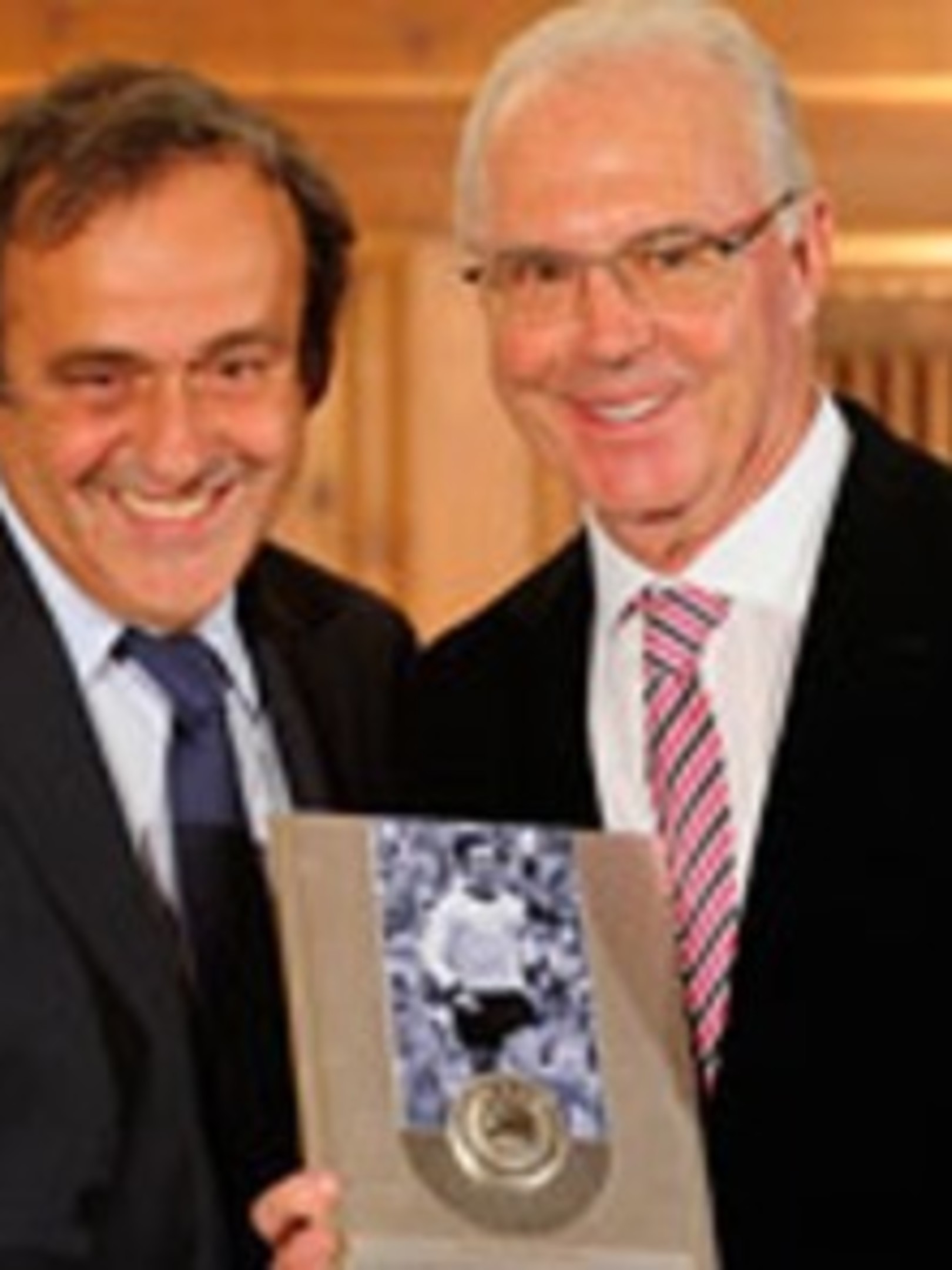 Uefaプラティニ会長 ベッケンバウアーを表彰 Fc Bayern Munich