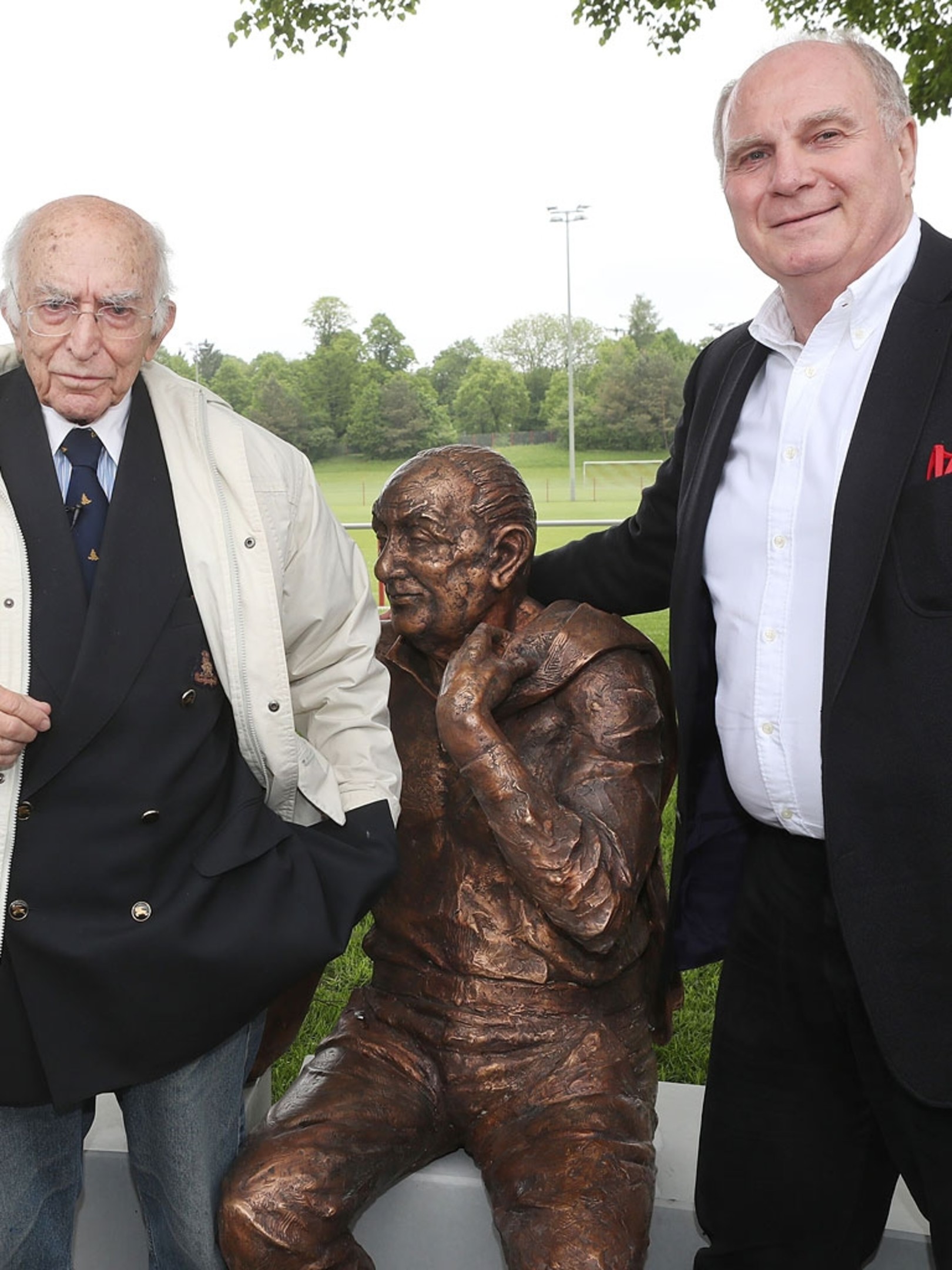 fc bayern unveil kurt landauer statue
