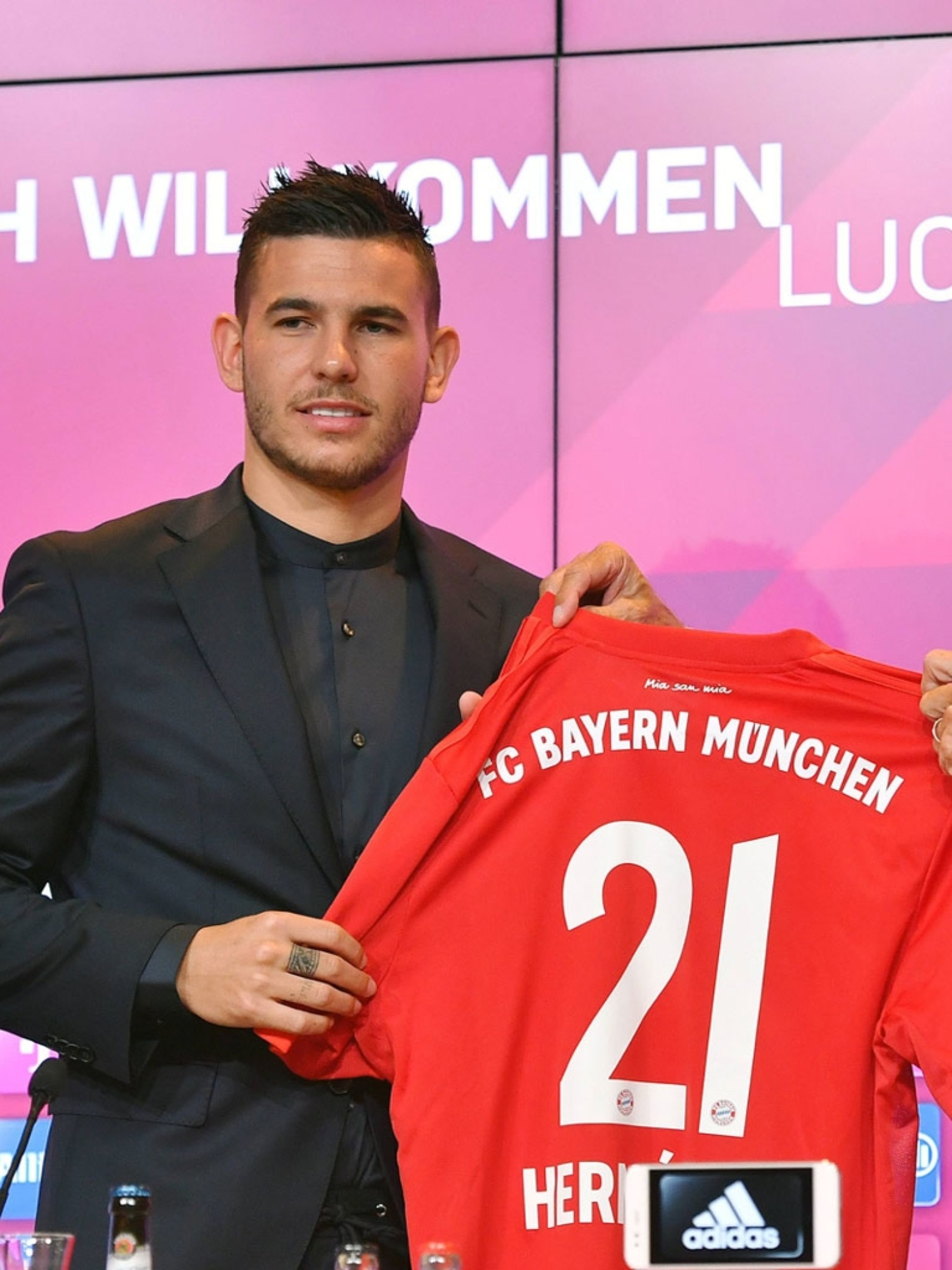 pack ma s リュカ エルナンデスの入団記者会見 Fc Bayern Munich pack ma s リュカ エルナンデスの入団記者会見 Fc Bayern Munich