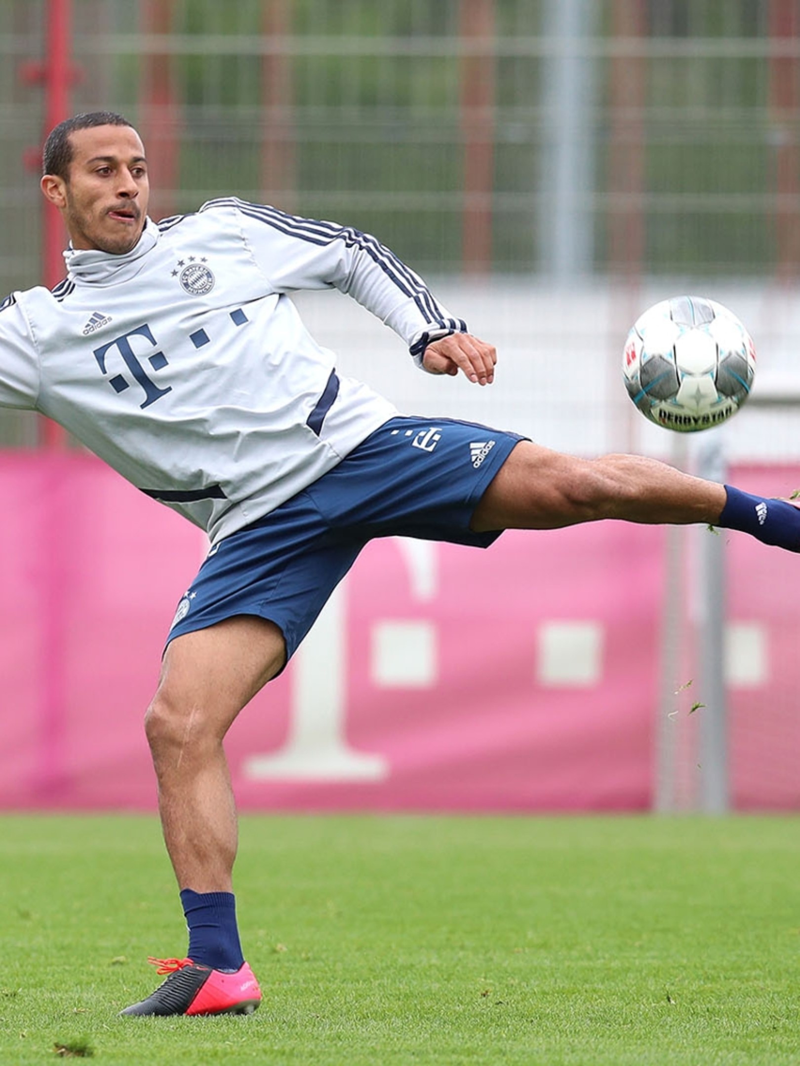 ドリブル パス シュート ５つの場所でサーキットトレーニング Fc Bayern Munich