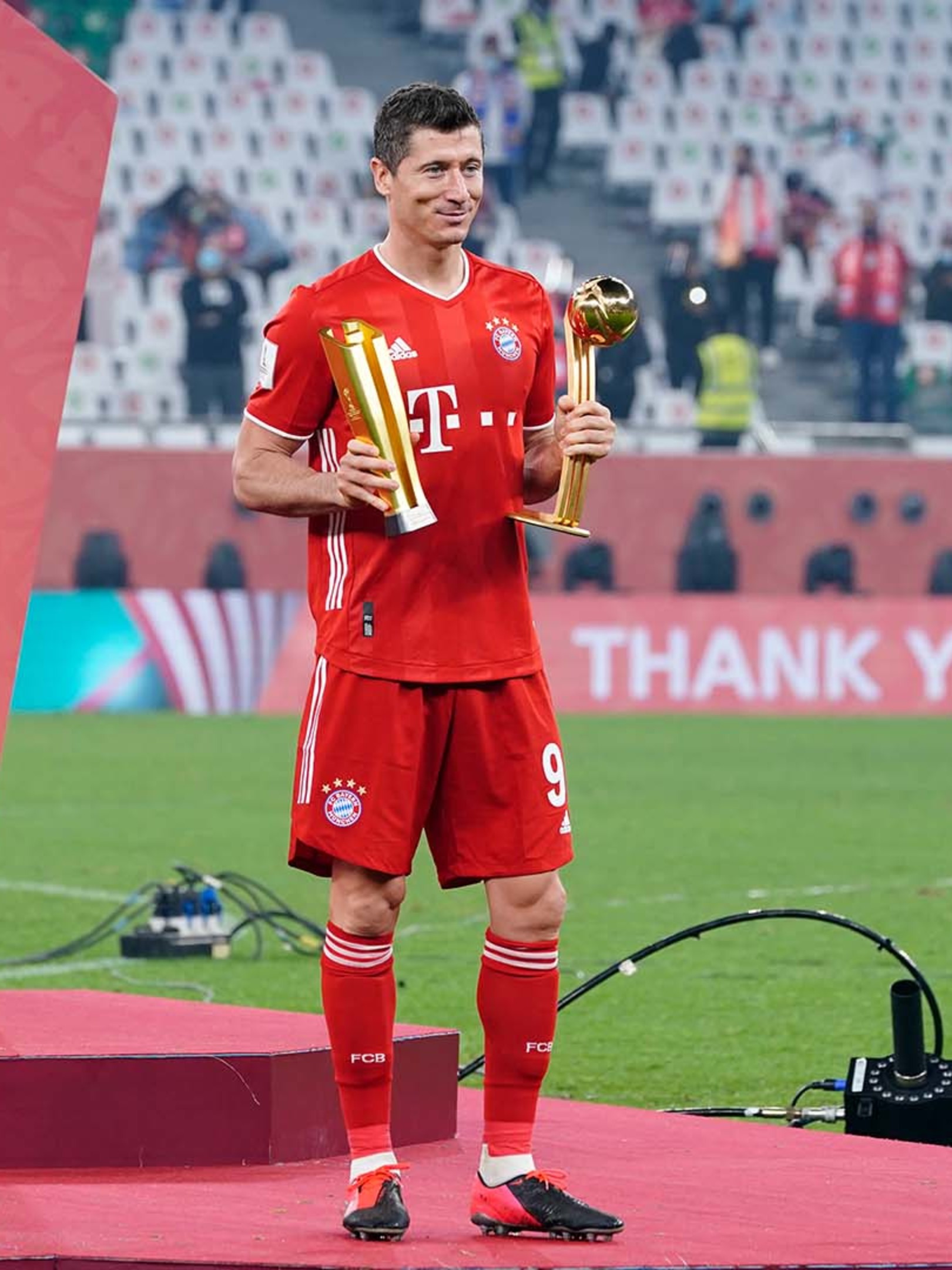Lewandowski Mit Vier Trophaen Im Gepack