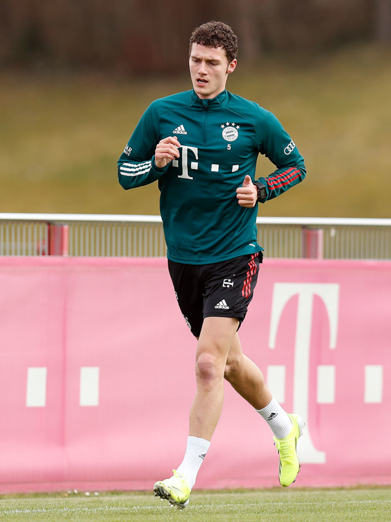 Pavard Resumes Training At Sabener Strasse