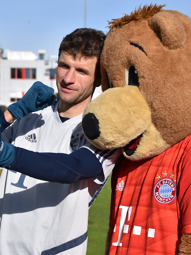 Thomas Muller Liest Vor Fc Bayern Kids Club