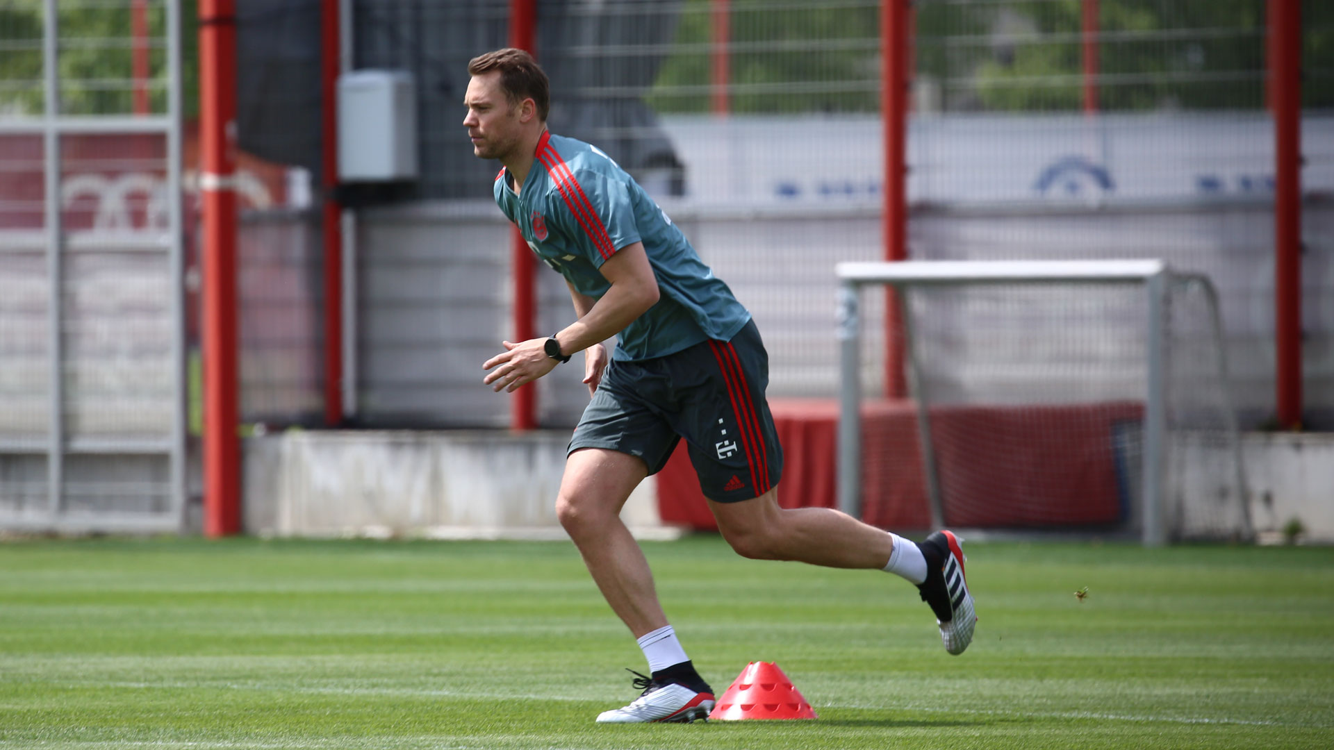 Neuer and James running - FC Bayern Munich