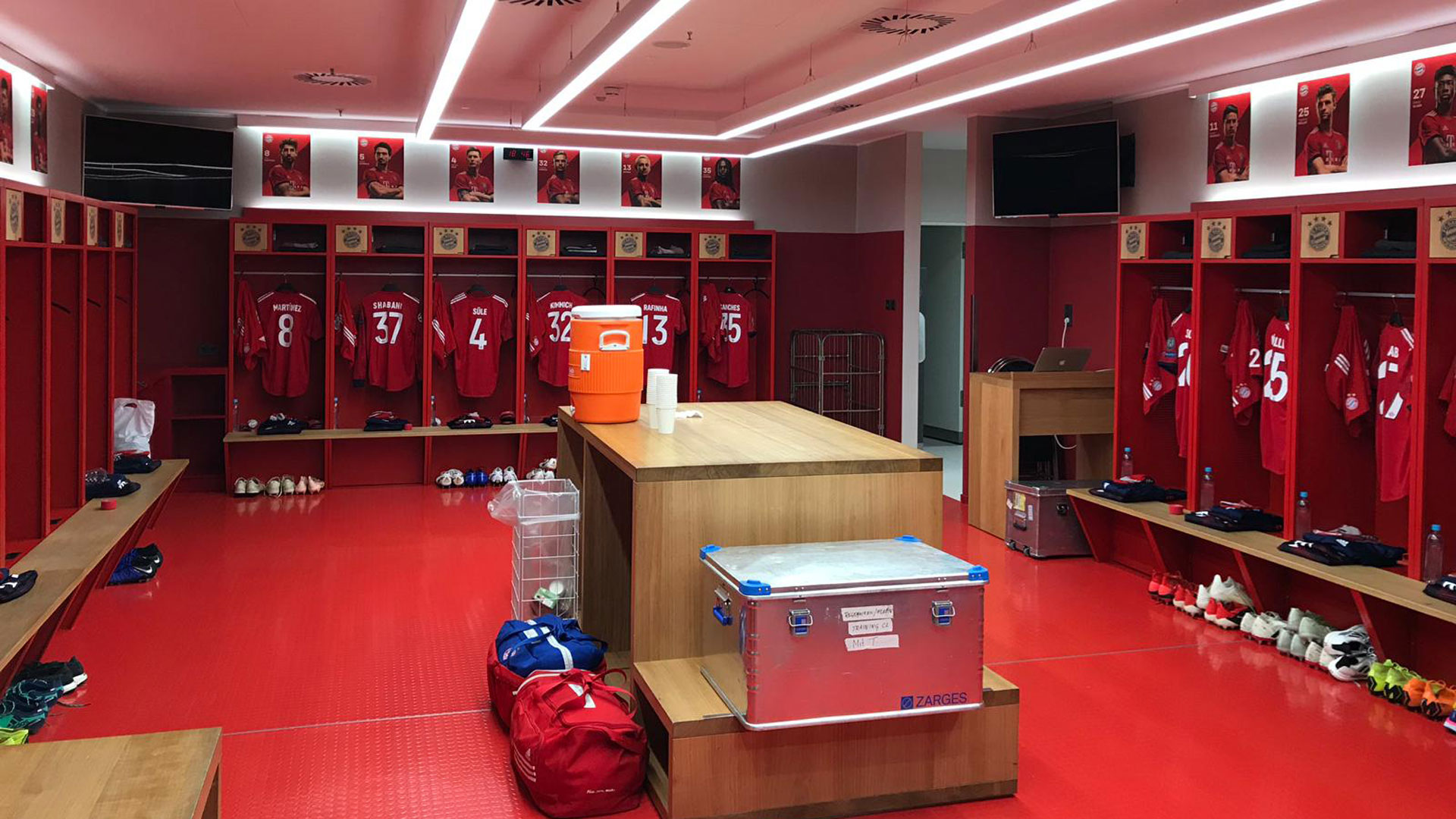 Все барберы раздевалка мытищи. Раздевалка беляево. Барбершоп раздевалка кунцево плаза. Раздевалка в салоне красоты. Барбершоп раздевалка водный стадион.