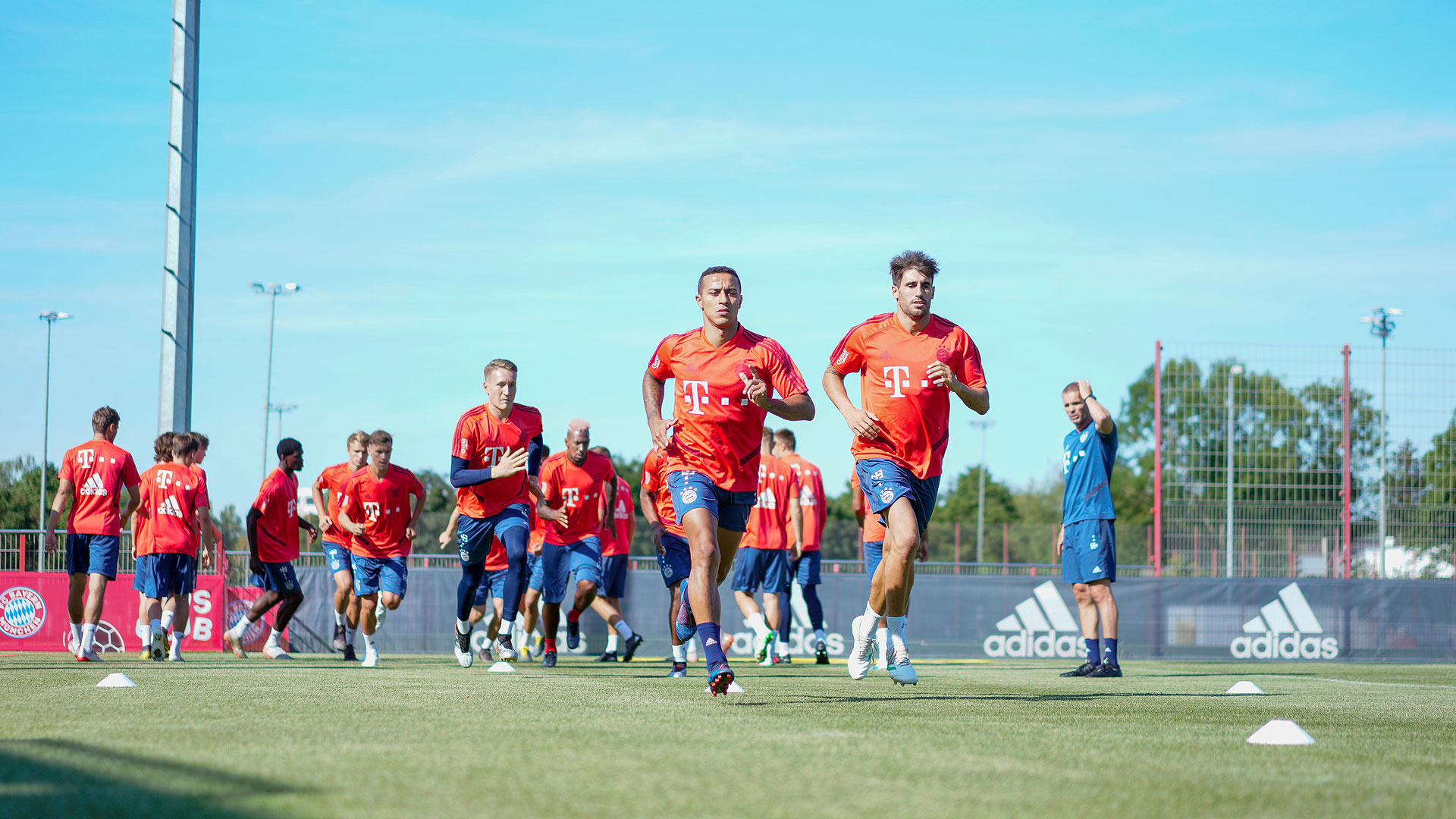 汗を流し 準備を進めるバイエルン Fc Bayern Munich