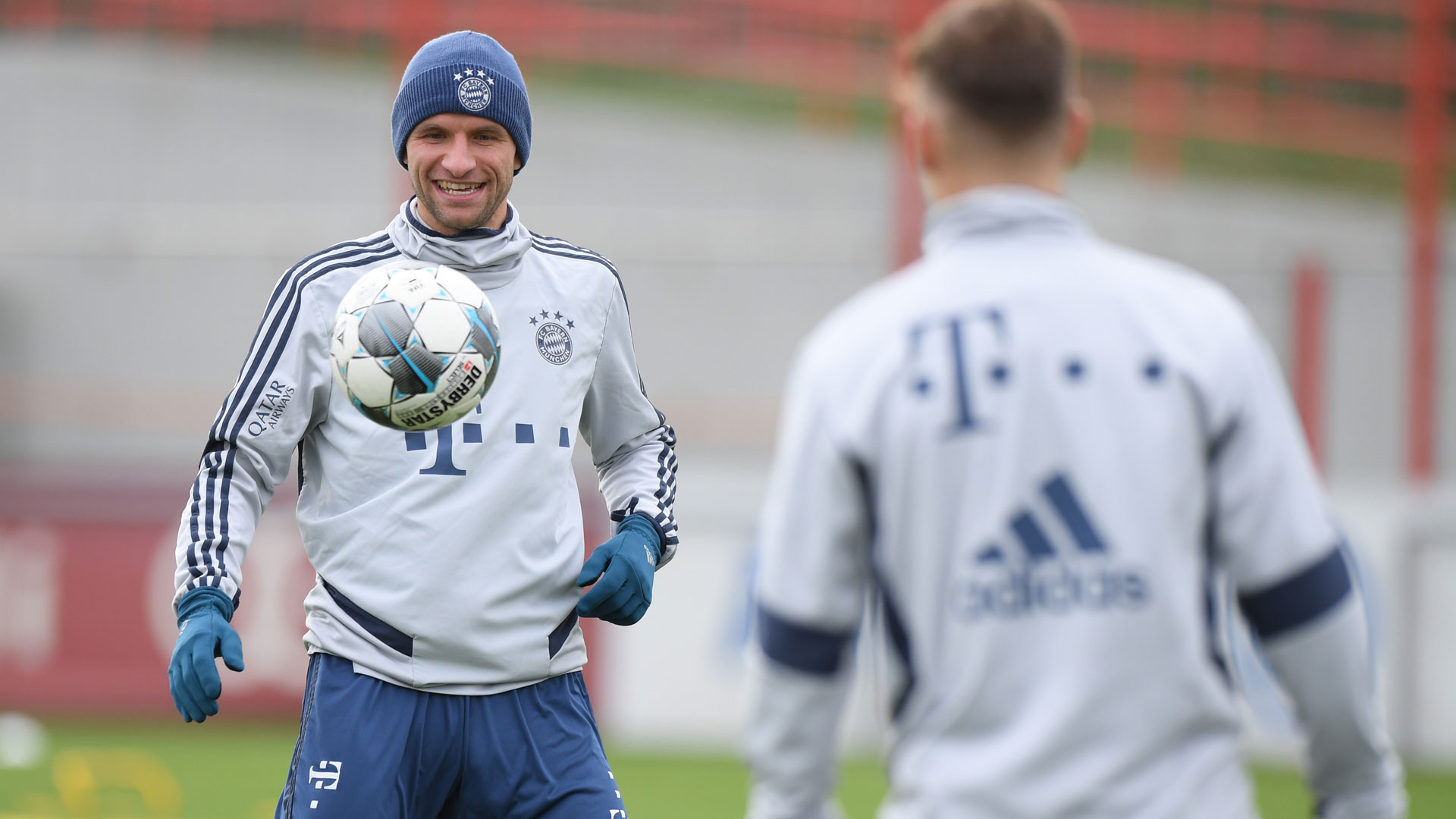 Mit Spaß und vollem Fokus: Thomas Müller bei der Vorbereitung auf das Bundesliga-Duell mit Bayer 04 Leverkusen.