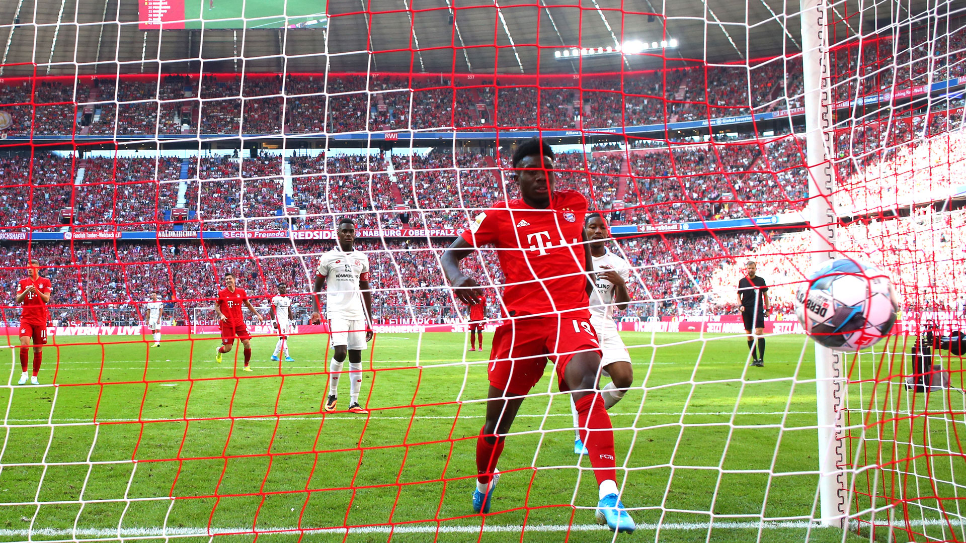 Nach starker Vorarbeit von Thomas Müller musste Alphonso Davies den Ball beim 6:1 gegen Mainz am 3. Spieltag nur noch über die Linie schießen.