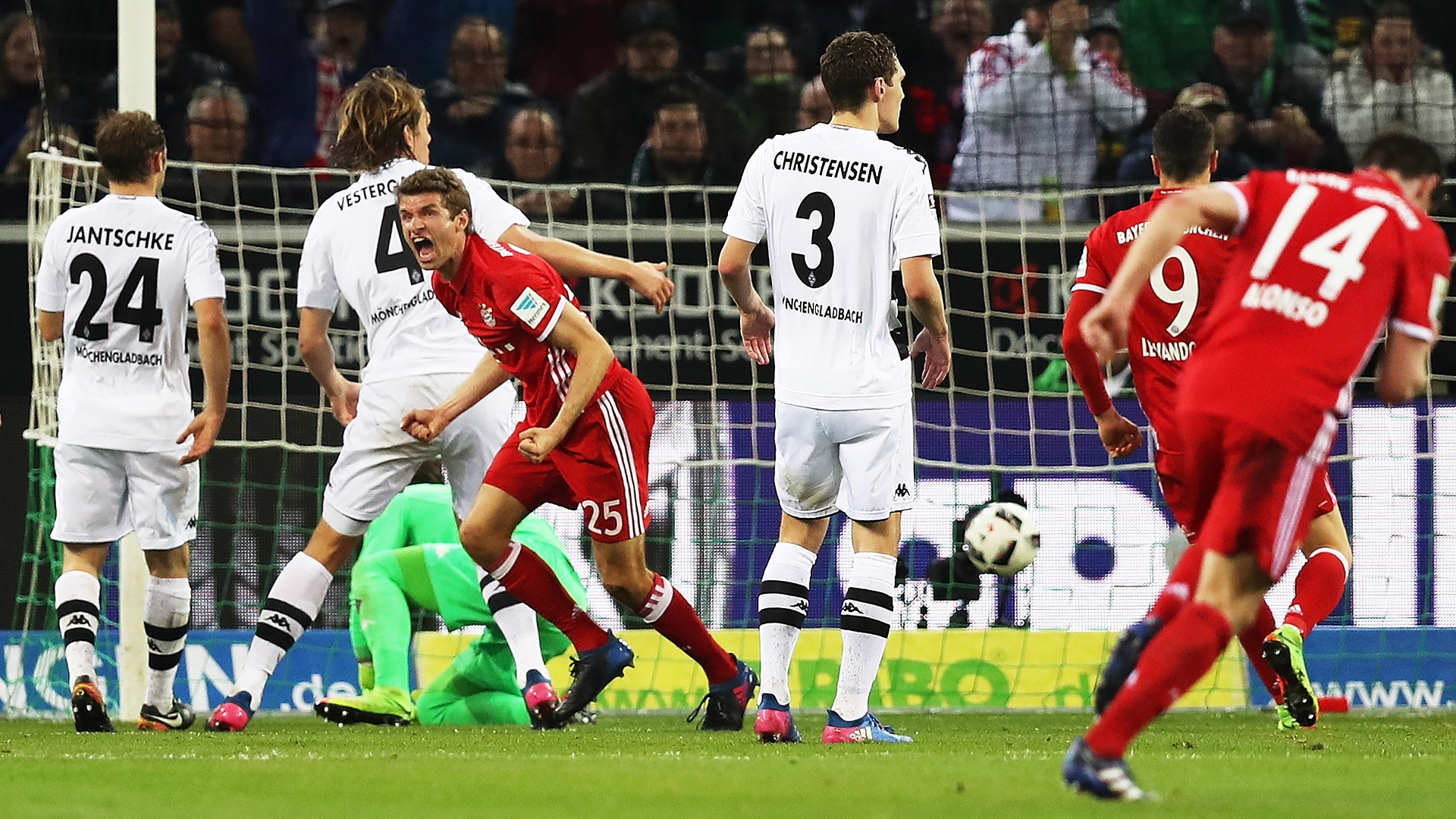 ミュラーの記念試合 アロンソとマルティネスに5枚目のイエローカード Fc Bayern Munich