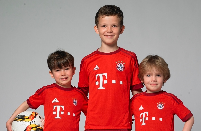 Thomas Müller und Kids strahlen in die Kamera MUSEUM