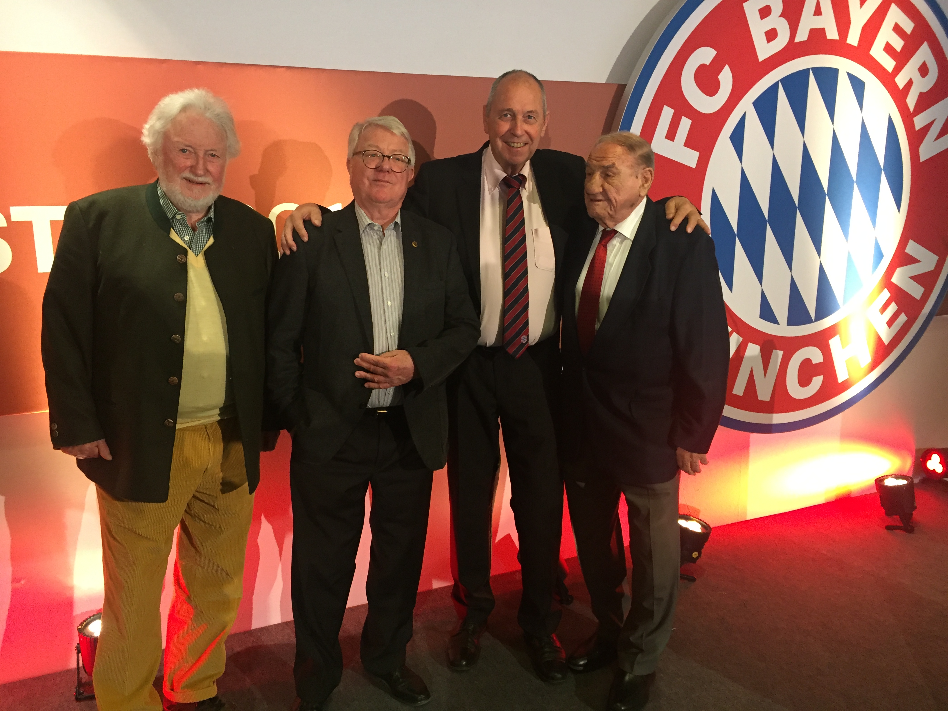 Schiedsrichter für langjährige Mitgliedschaft geehrt - FC Bayern München EV