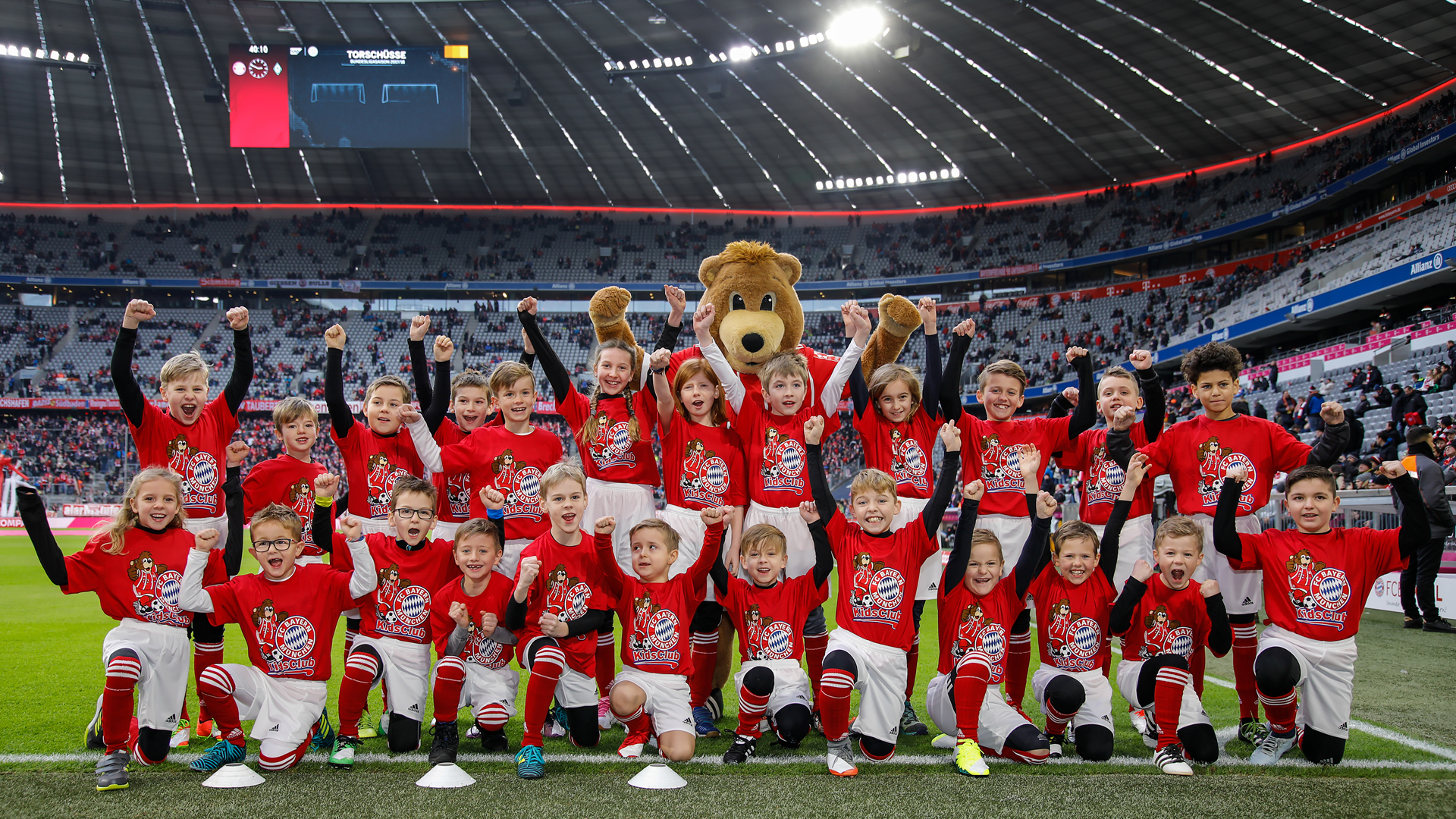 Einlaufkind am letzten Spieltag - FC Bayern Kids Club