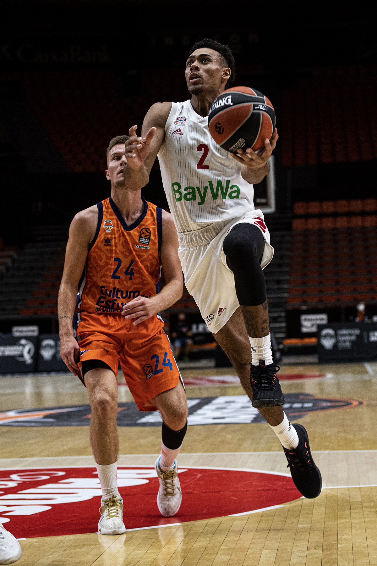 Wade Baldwin going for the lay-up vs. hermansson in bayern vs. Valencia preseason euroleague tournament