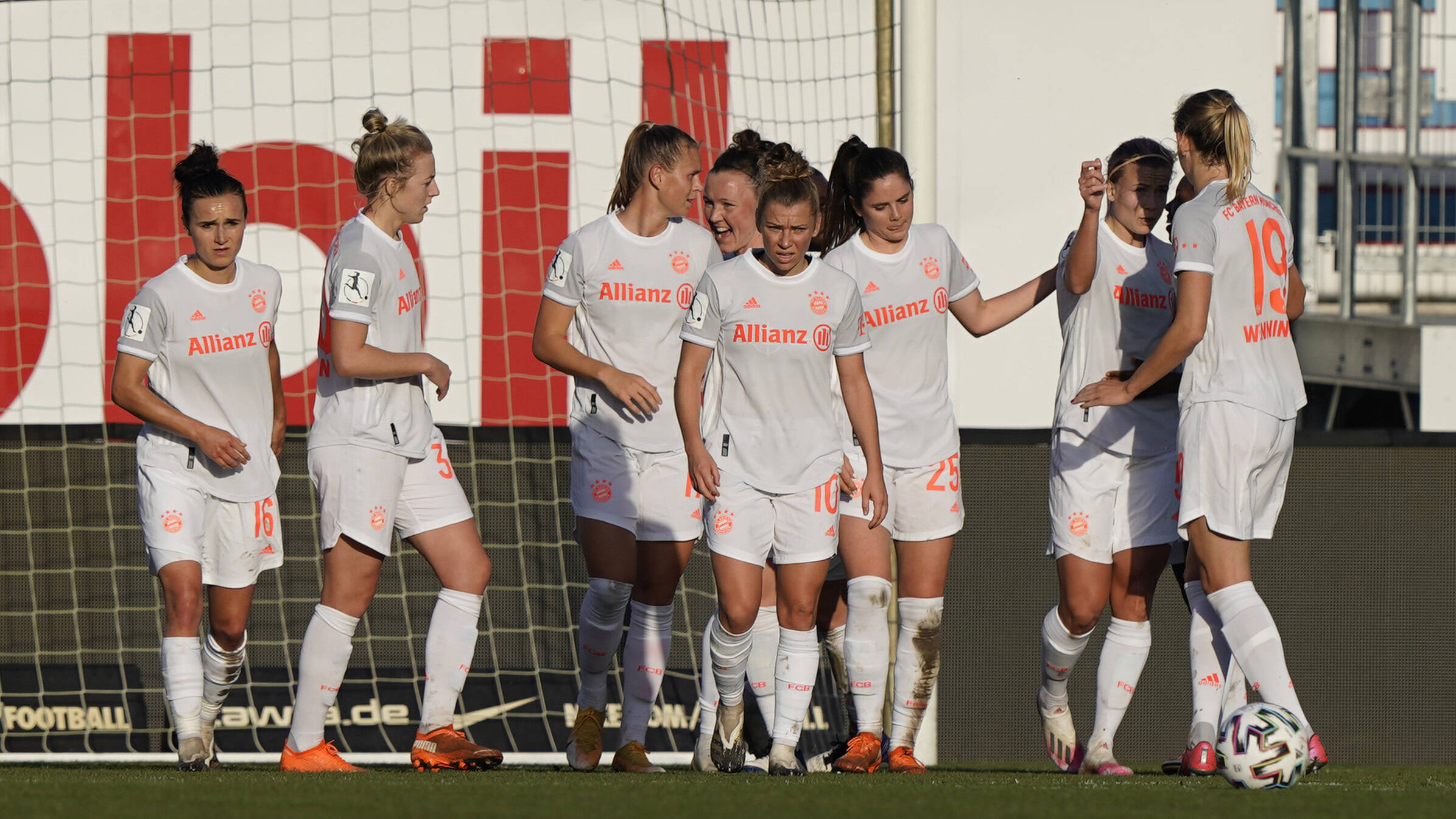 Highlights FC Bayern Frauen verteidigen Tabellenführung
