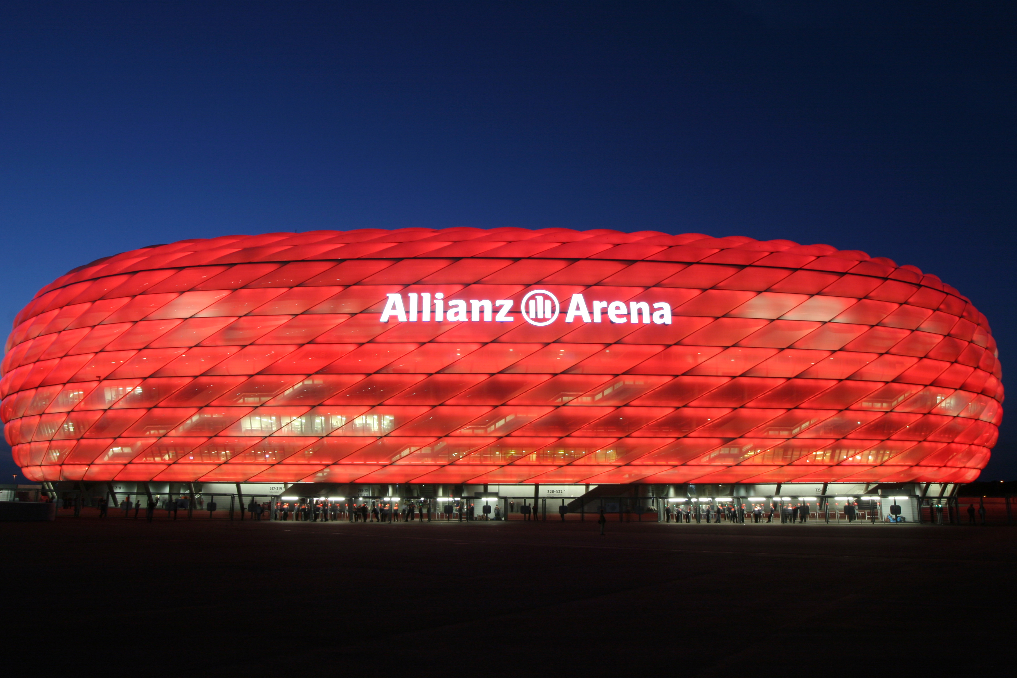 Allianz_Arena_rot