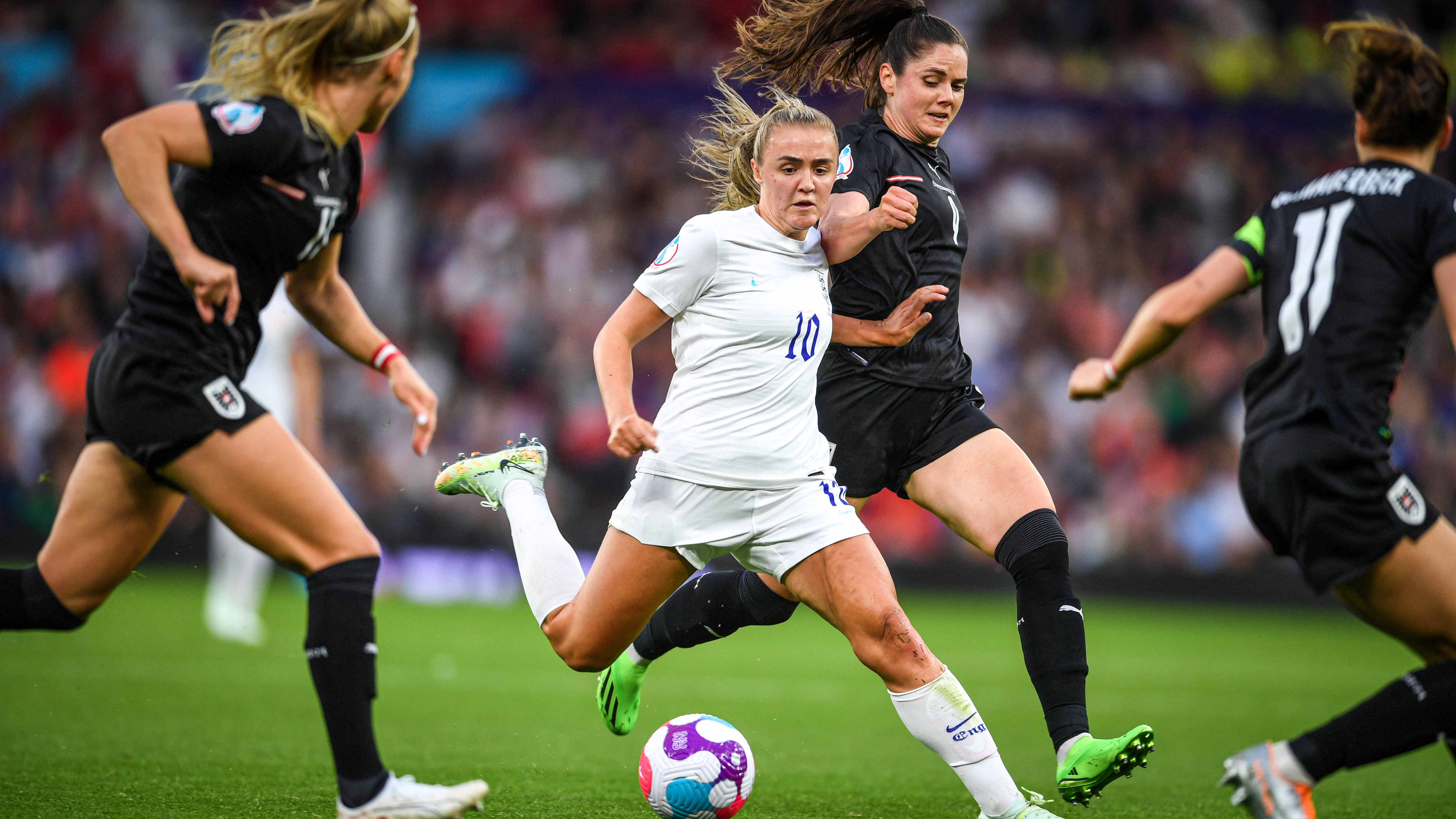 Die FC Bayern Spielerinnen Georgia Stanway und Sarah Zadrazil im Zweikampf bei der Euro.