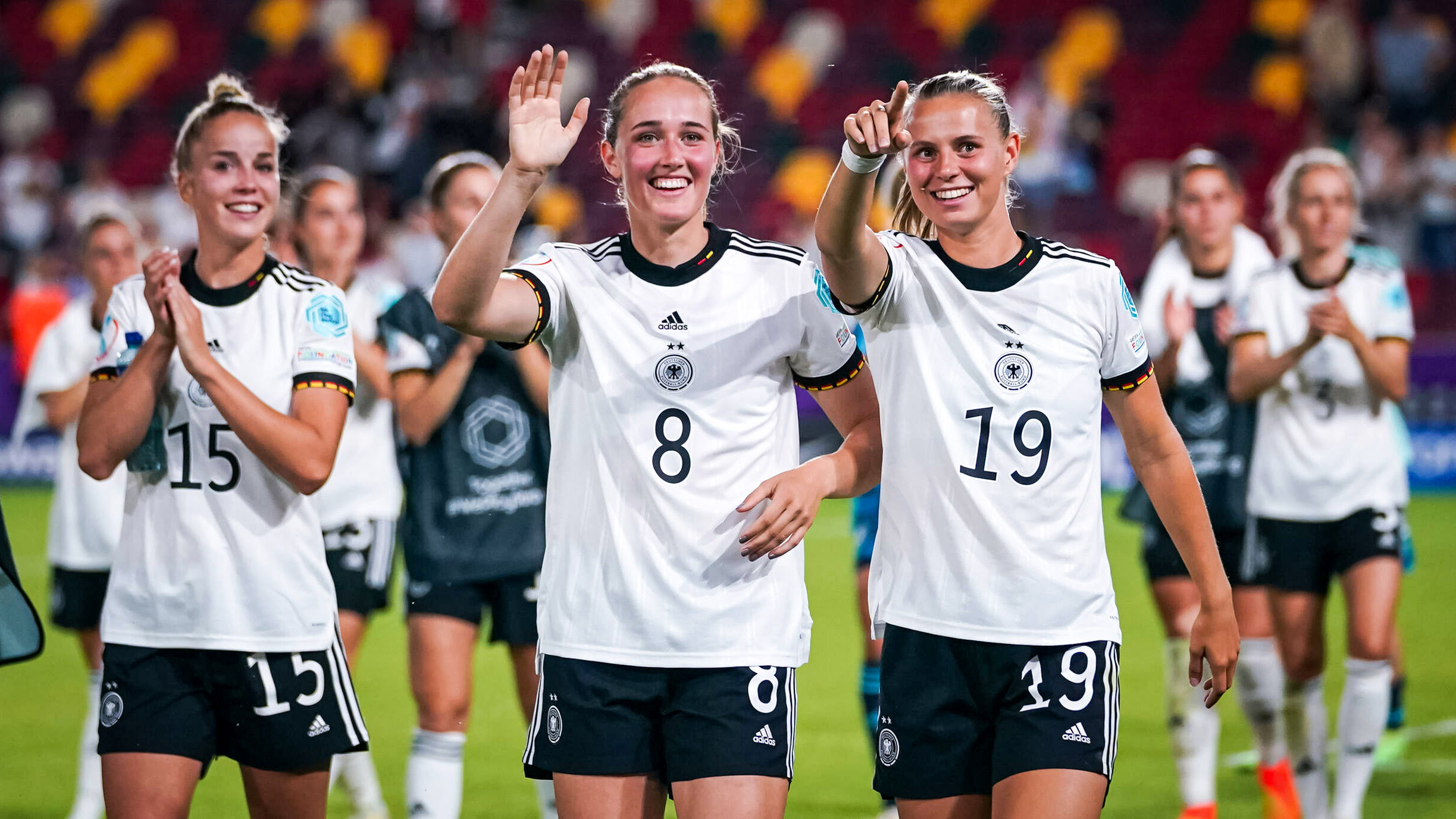 FC Bayern Spielerinnen Giulia Gwinn, Sydney Lohmann und Klara Buehl