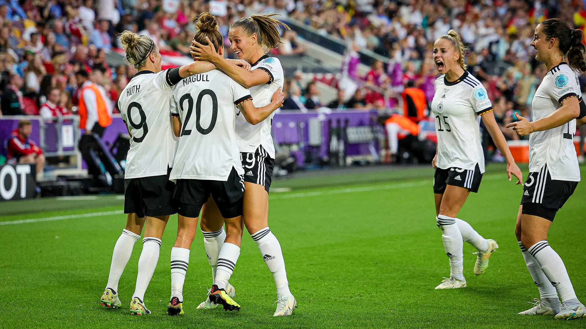 Die deutsche Nationalmannschaft bejubelt die Führung durch Lina Magull.