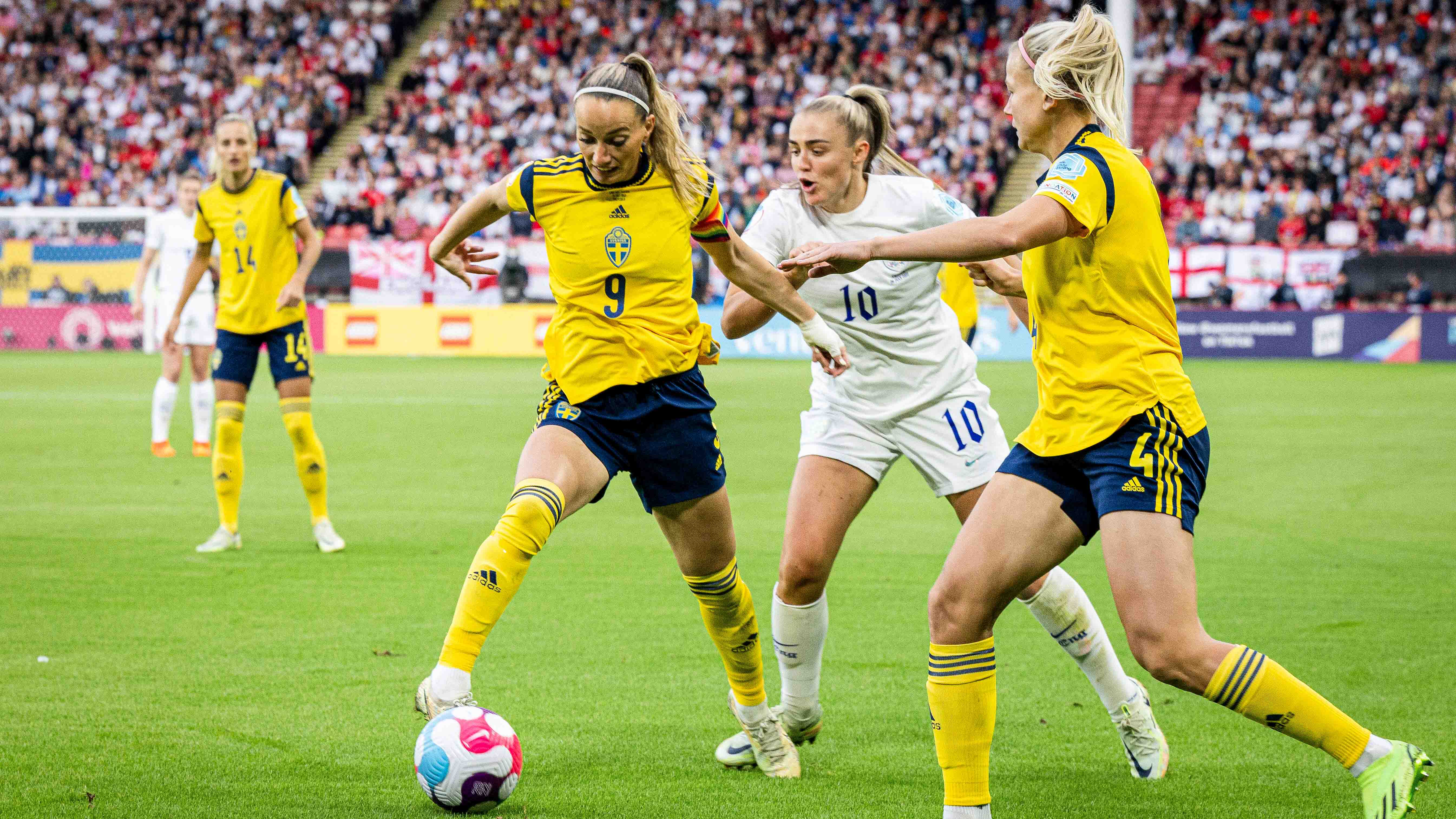 Die FCB-Spielerinnen Georgia Stanway und Hanna Glas duellieren sich im Halbfinale der Europameisterschaft.