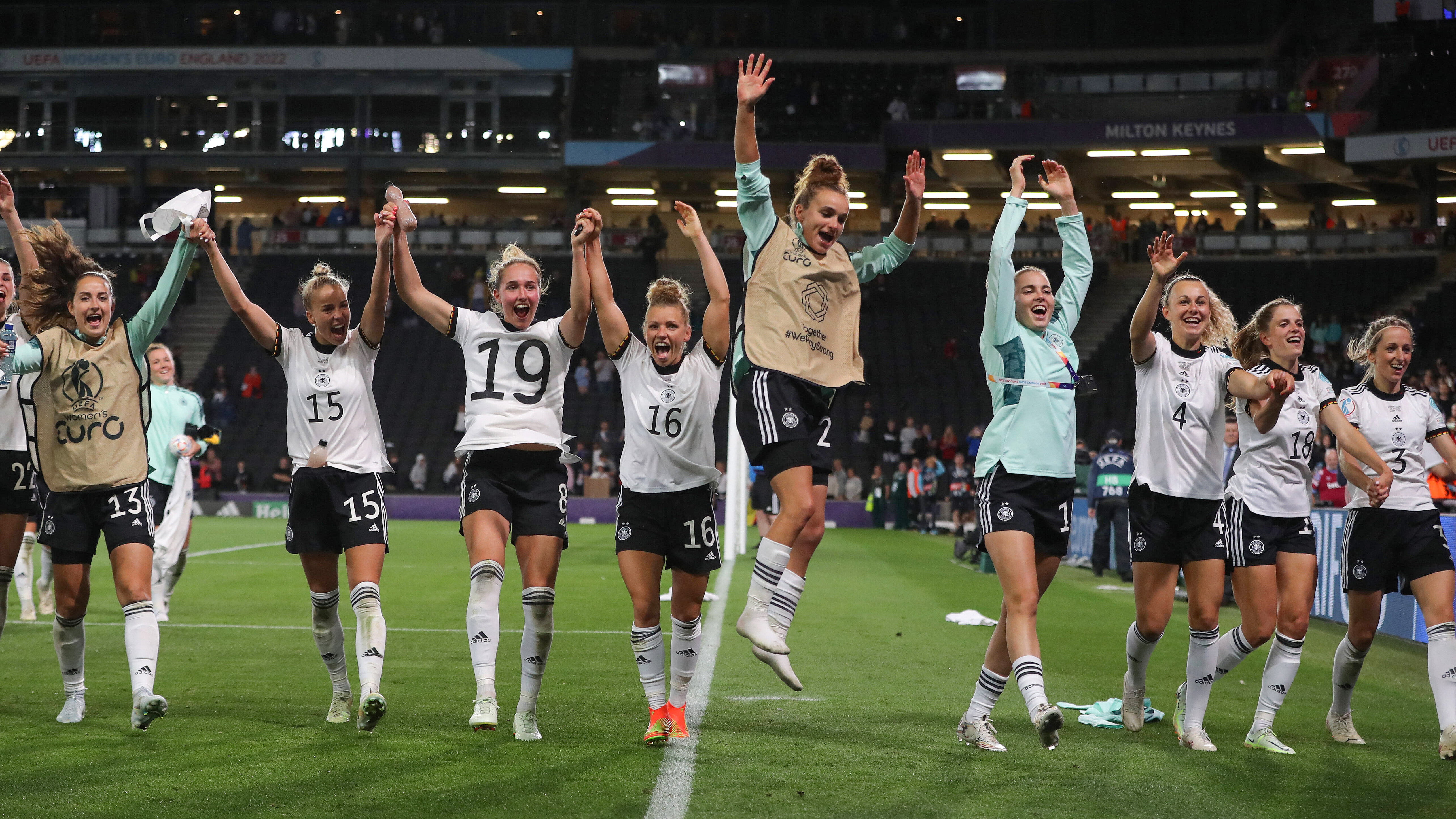 Die deutsche Nationalmannschaft rund um die FC Bayern Frauen bejubelt den Finaleinzug.