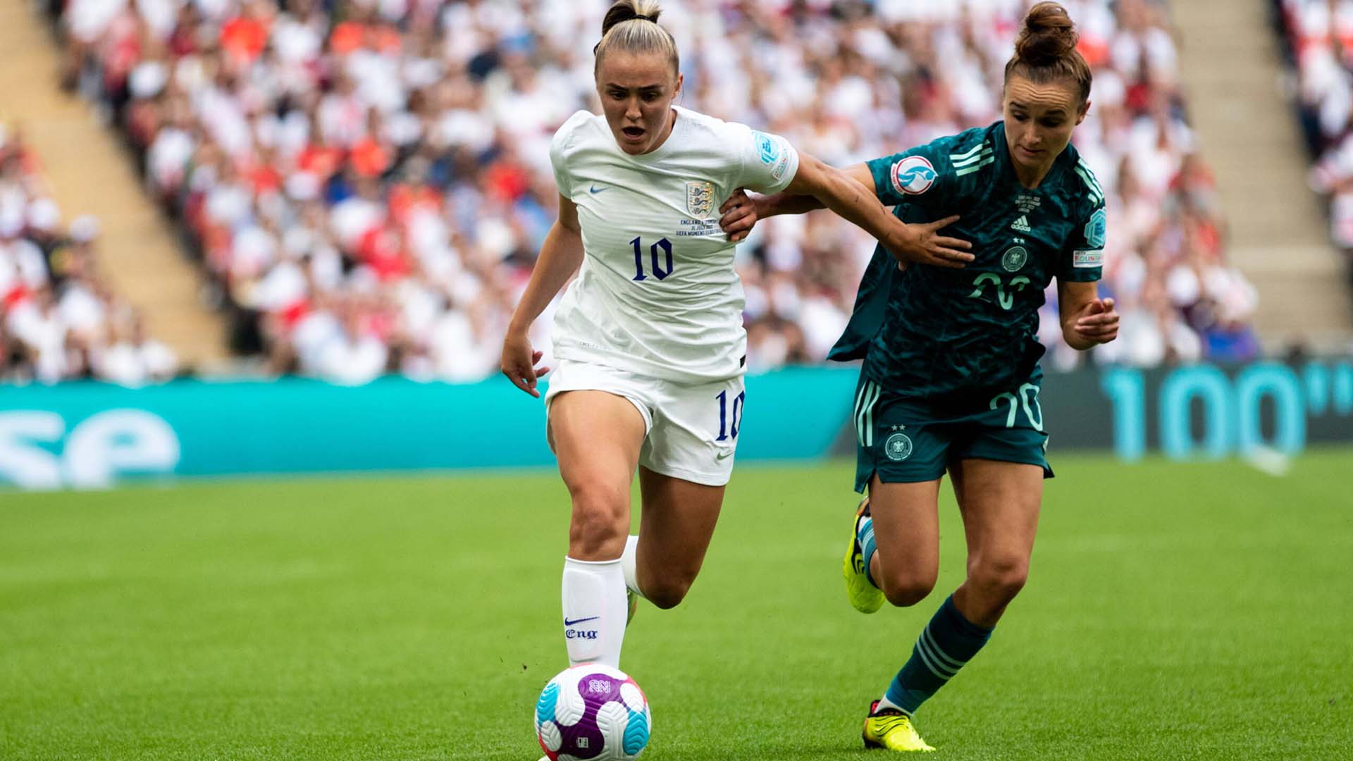 Georgiea Stanway und Lina Magull im EM-Finale in Wembley.