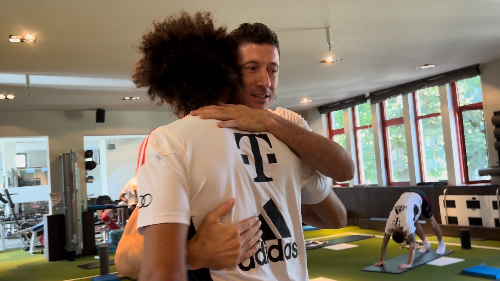 Robert Lewandowski says goodbye to Leroy Sané.