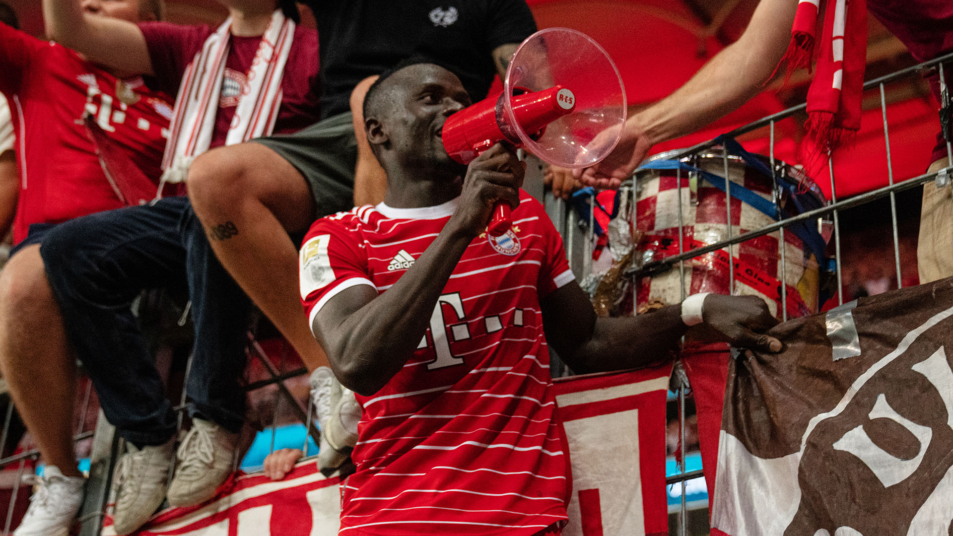 Sadio Mané, celebrating with FC Bayern's fans