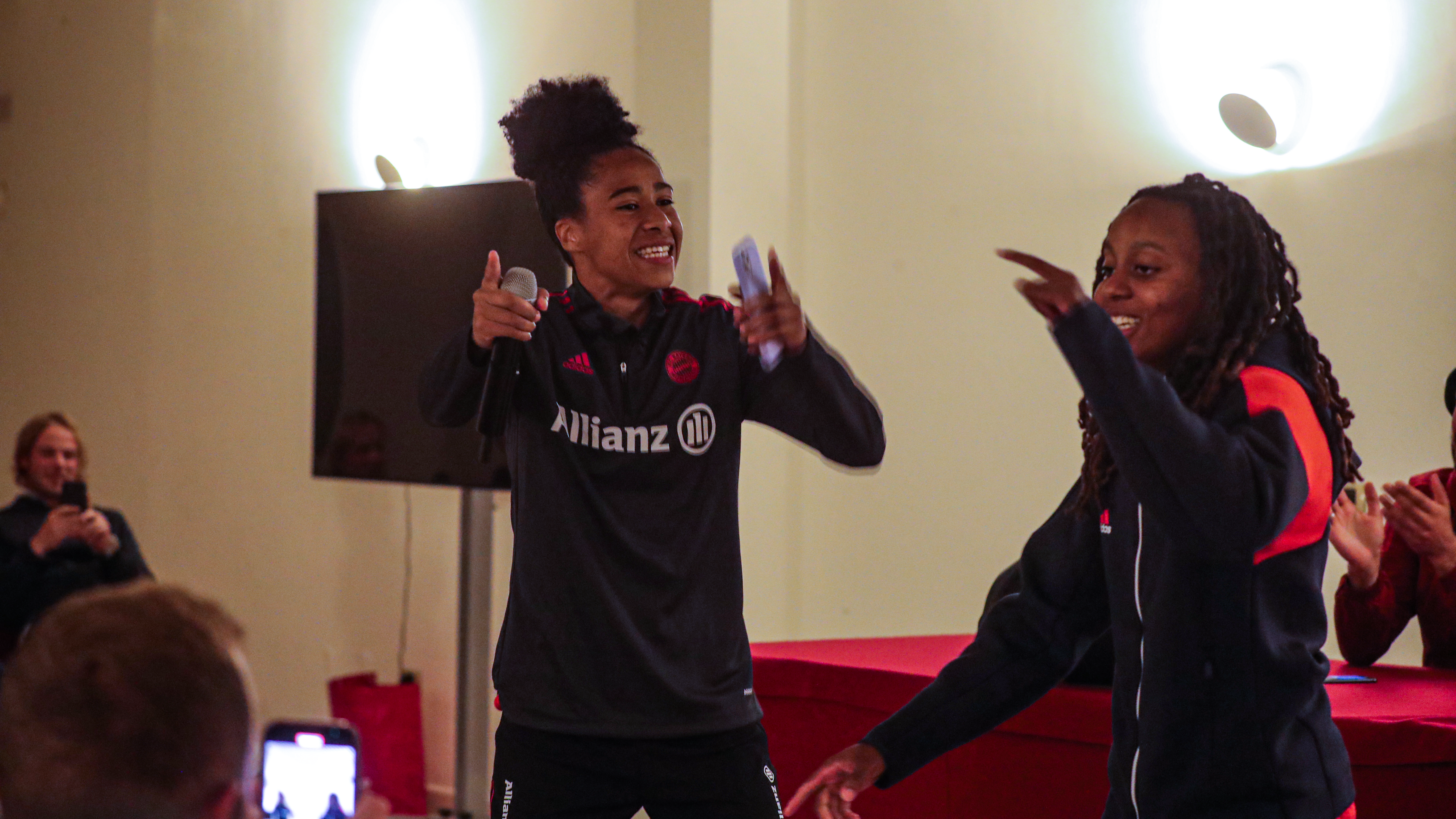 Tainara de Souza da Silva und Emelyne Laurent von den FC Bayern Frauen.