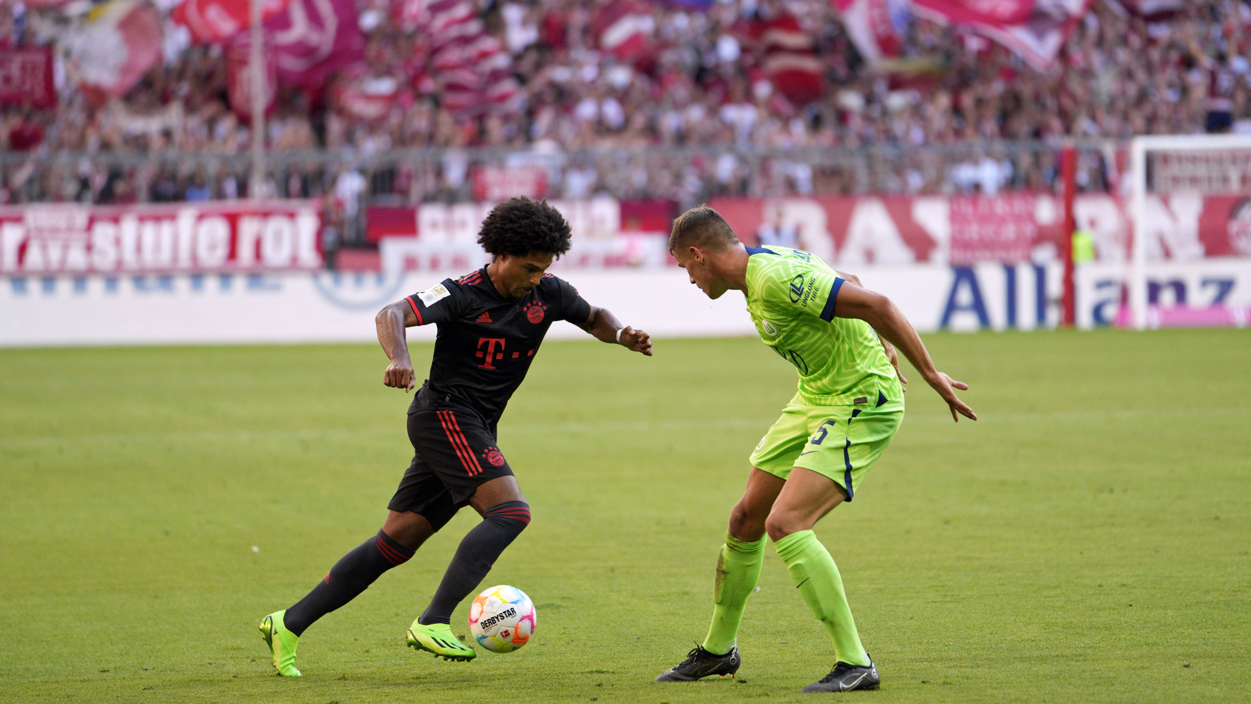 Serge Gnabry in action against VfL Wolfsburg