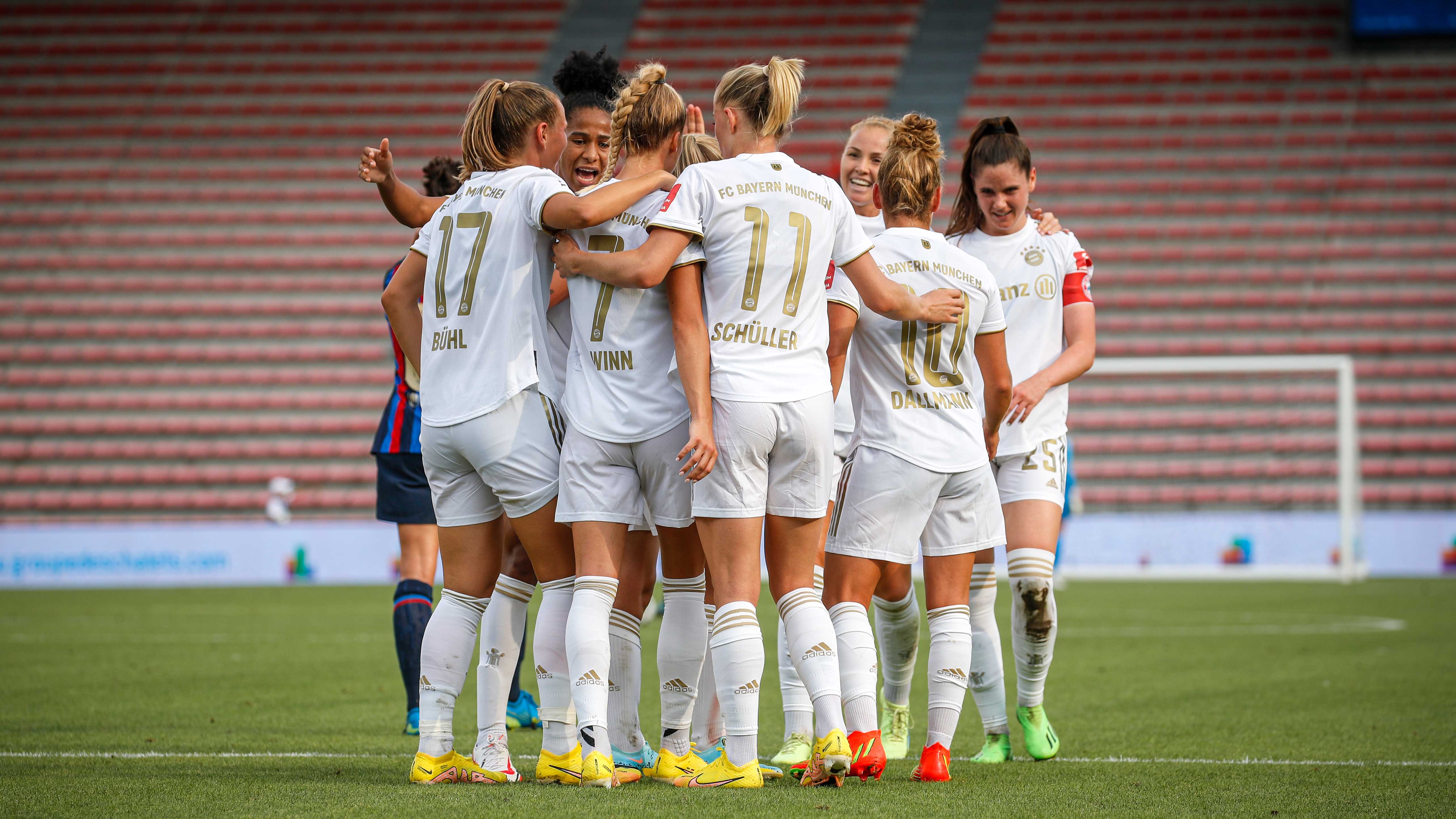 Die FC Bayern Frauen beim Eröffnungsspiel des AMOS Women's French Cup.