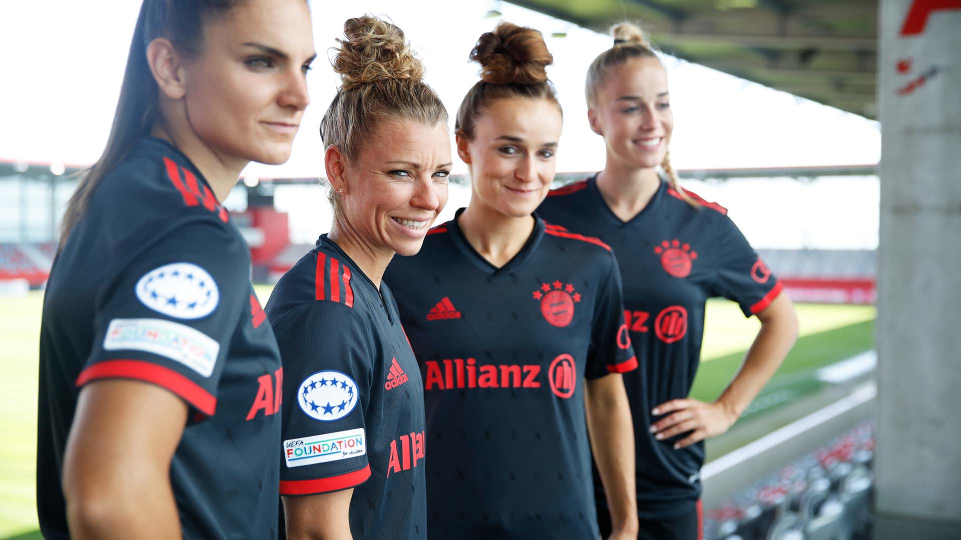 Linda Dallmann, Lina Magull und Giulia Gwinn von den FC Bayern Frauen im Champions League Trikot.