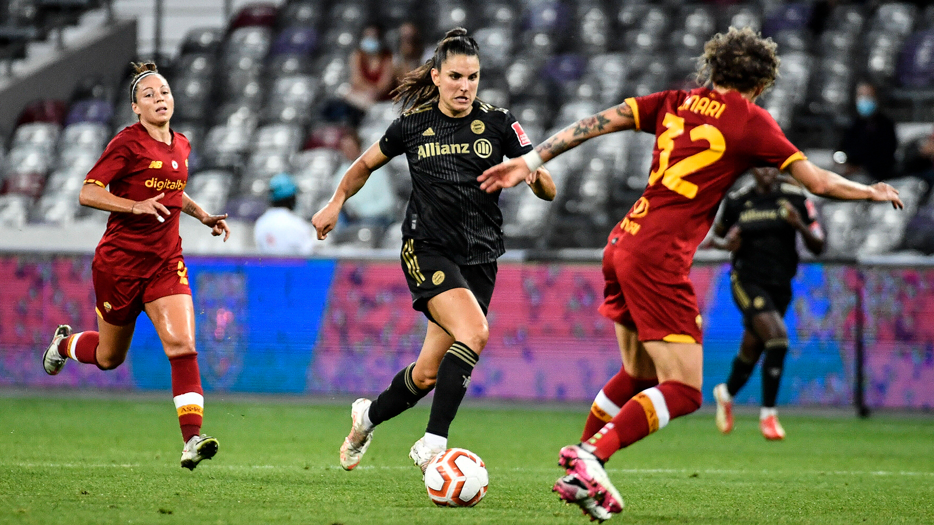 Jovana Damnjanović von den FC Bayern Frauen beim Spiel gegen AS Roma.