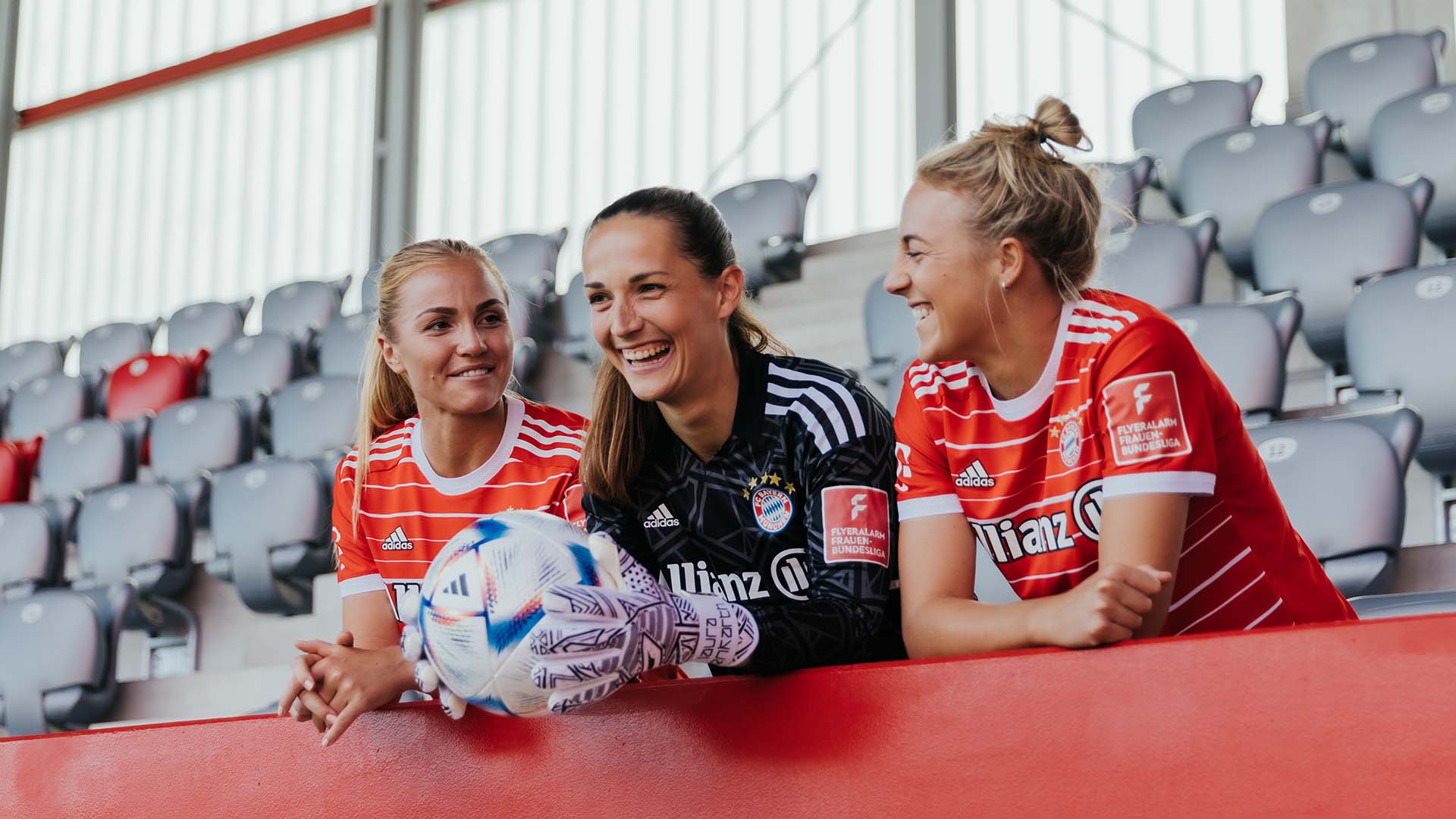 Glodis Viggosdottir, Laura Benkarth und Carolin Simon von den FC Bayern Frauen.