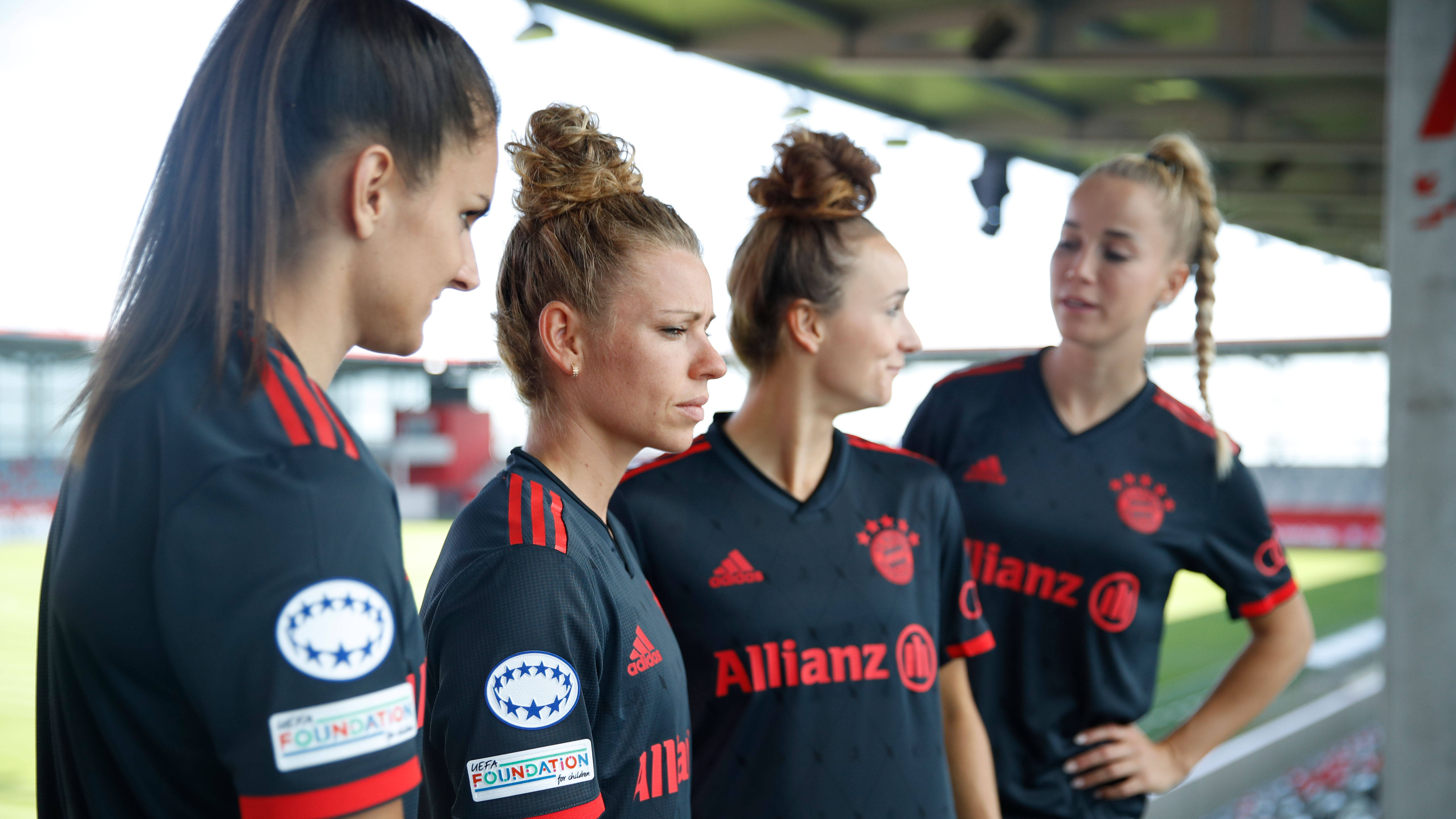 Linda Dallmann, Lina Magull und Giulia Gwinn von den FC Bayern Frauen im Champions League Trikot.