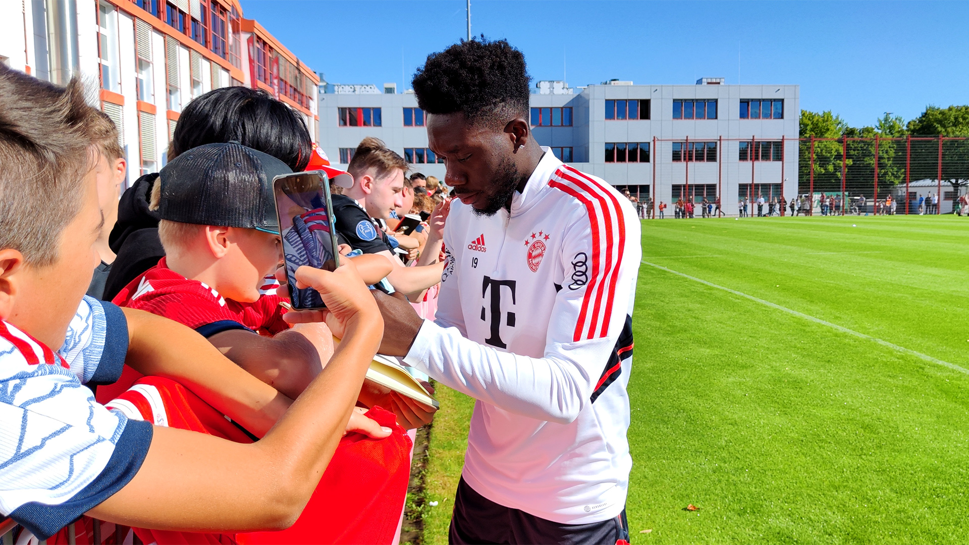 02-autogramme-oeffentliches-training-220904-fcb