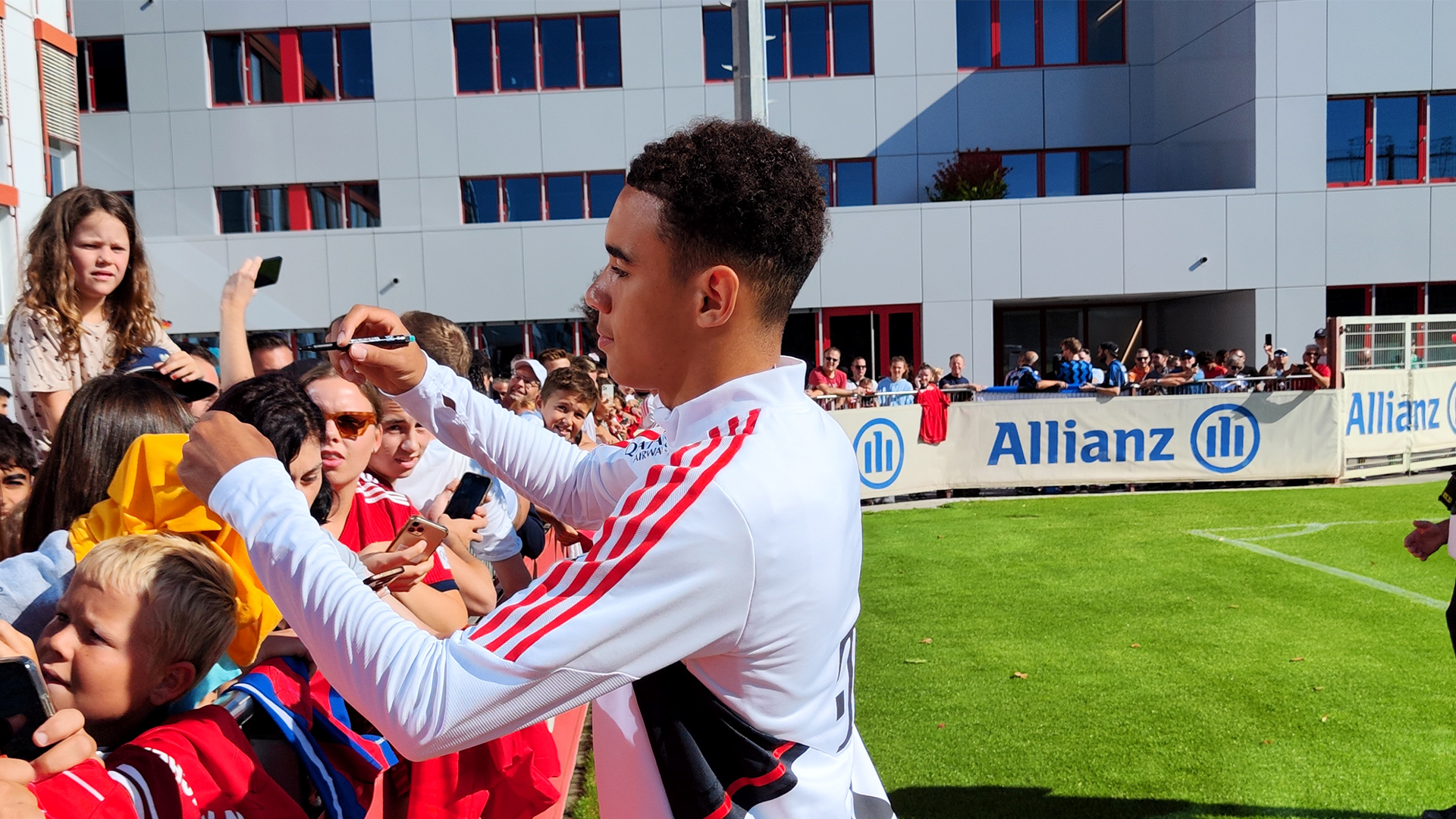 03-autogramme-oeffentliches-training-220904-fcb